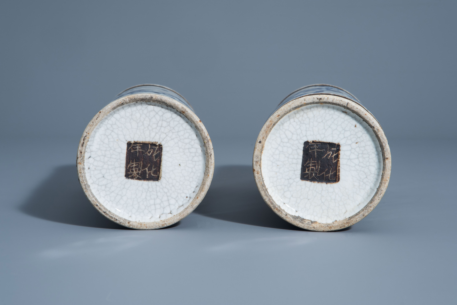 A pair of Chinese blue and white Nanking crackle glazed hat stands with floral design, 19th C. - Image 6 of 6