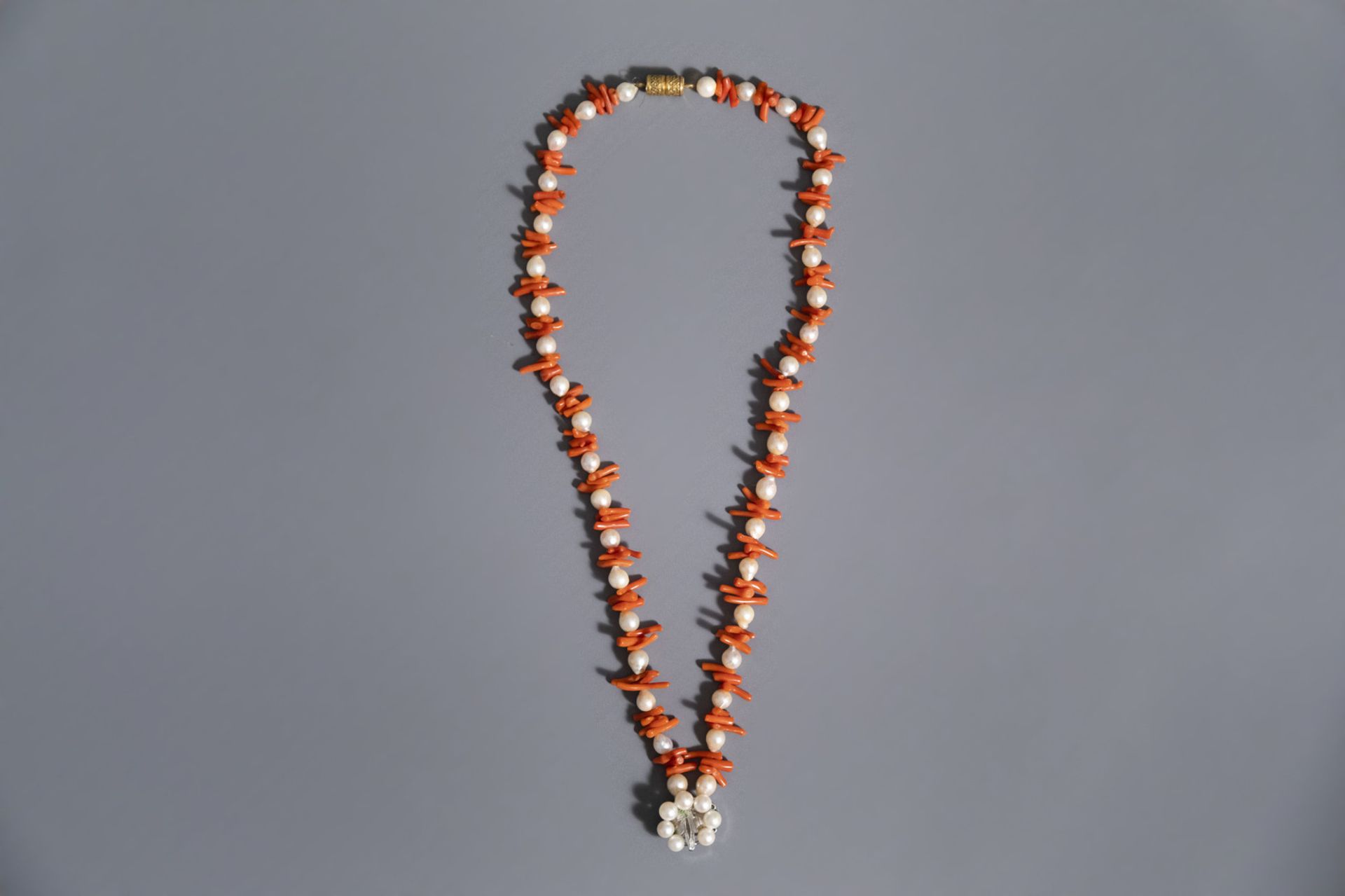 A Chinese carved red coral group of a lady with a child and a necklace with pearls, 19th/20th C. - Image 9 of 10