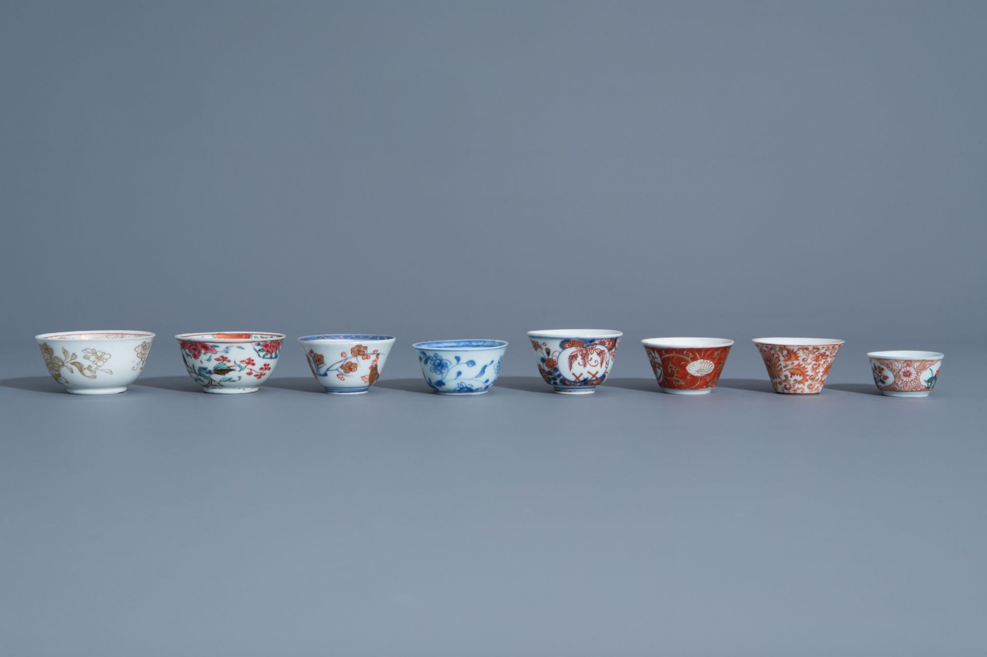 A collection of Chinese and Japanese cups and saucers and a Yixing stoneware teapot and cover, Kangx - Bild 15 aus 17