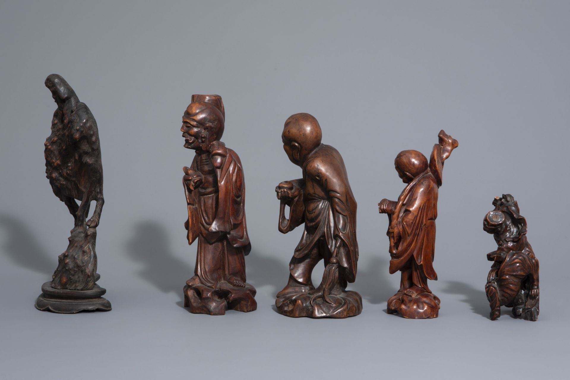 A collection of nine Chinese wooden figures, 19th/20th C. - Bild 11 aus 15