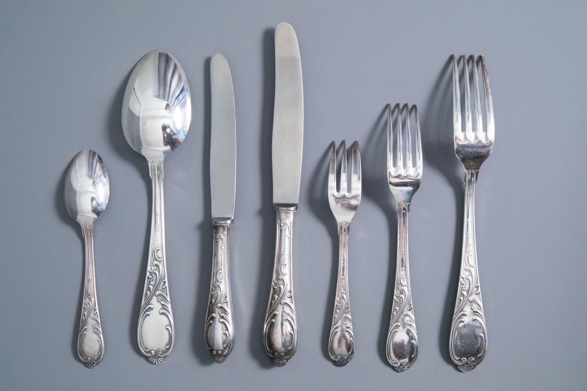 An 84-piece silver plated Louis XV style cutlery set with matching box, Solingen, Germany, 20th C. - Image 5 of 7