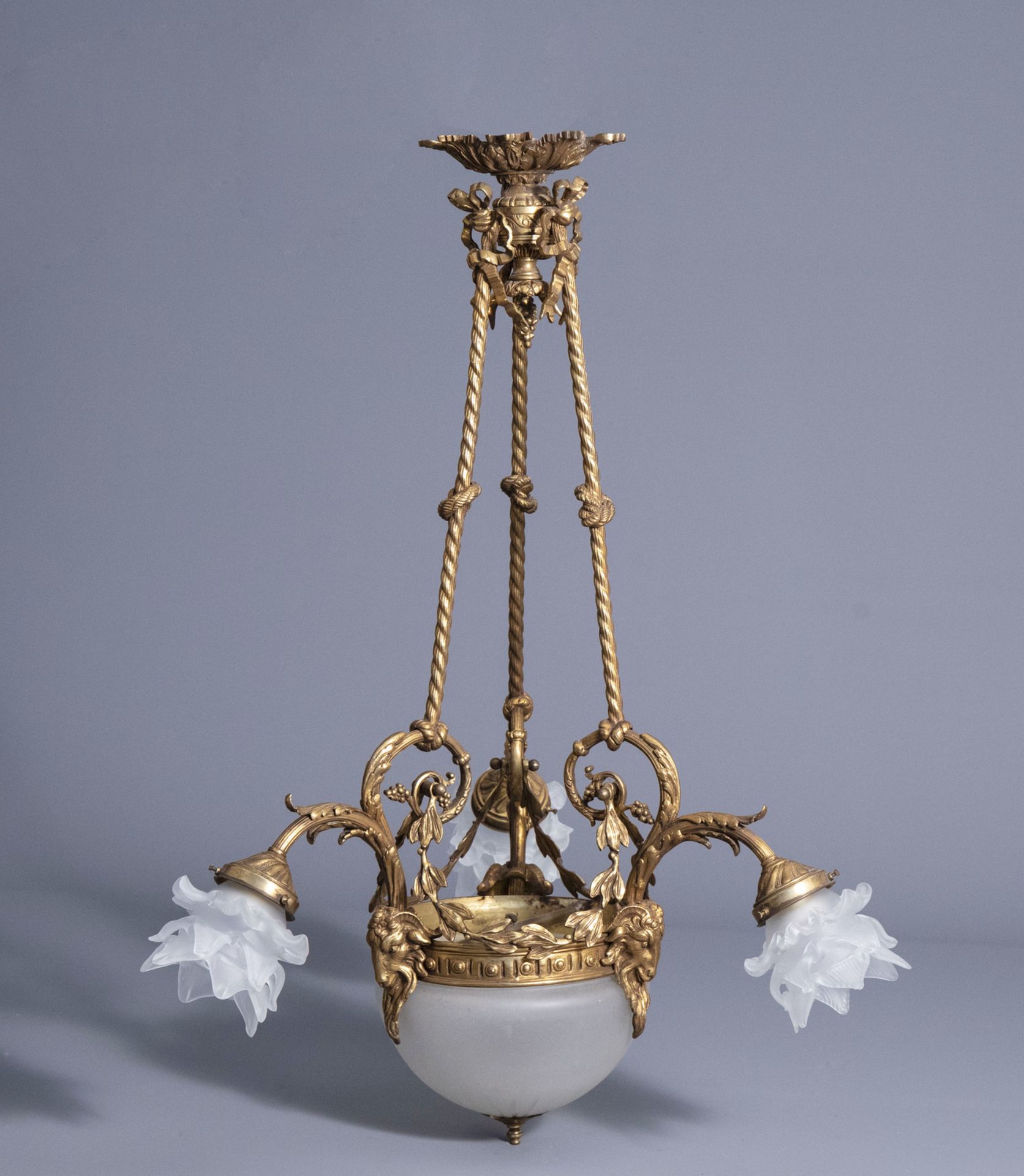 A historicizing gilt copper alloy chandelier with three accompanying wall appliques, 20th C. - Image 2 of 9