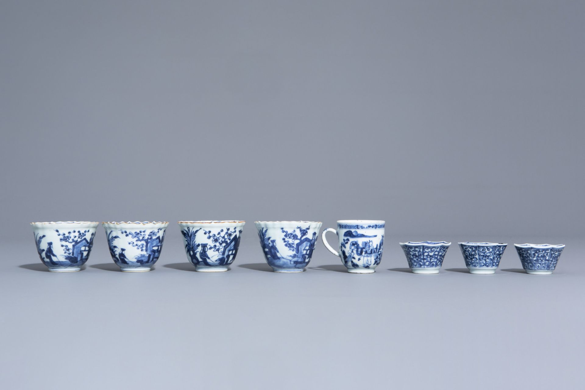 A varied collection of Chinese blue, white and iron red porcelain, Kangxi and later - Bild 6 aus 23