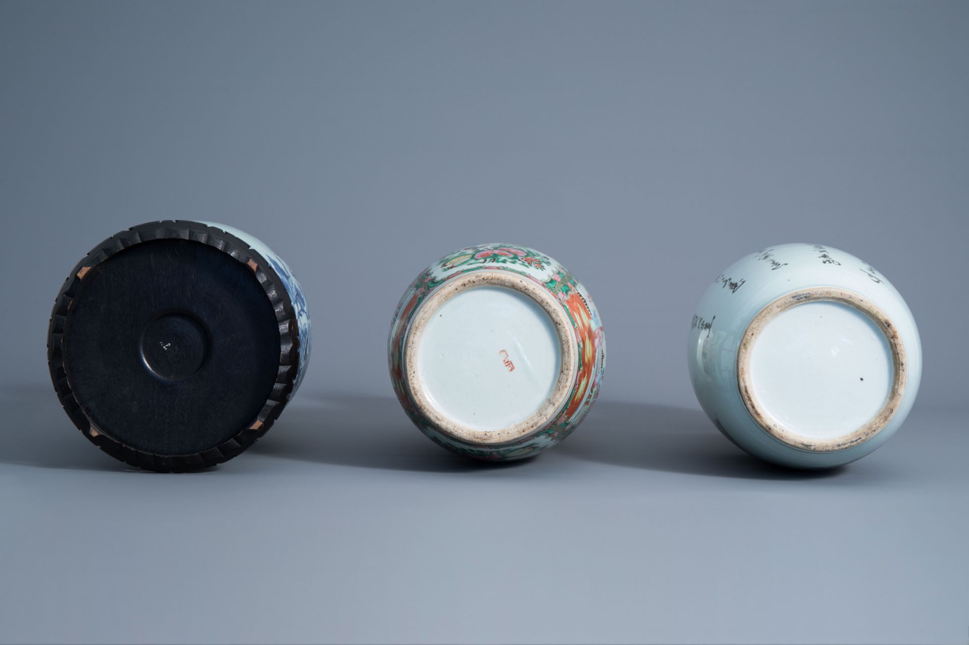 Three various Chinese famille rose and blue and white vases, 19th/20th C. - Image 6 of 6