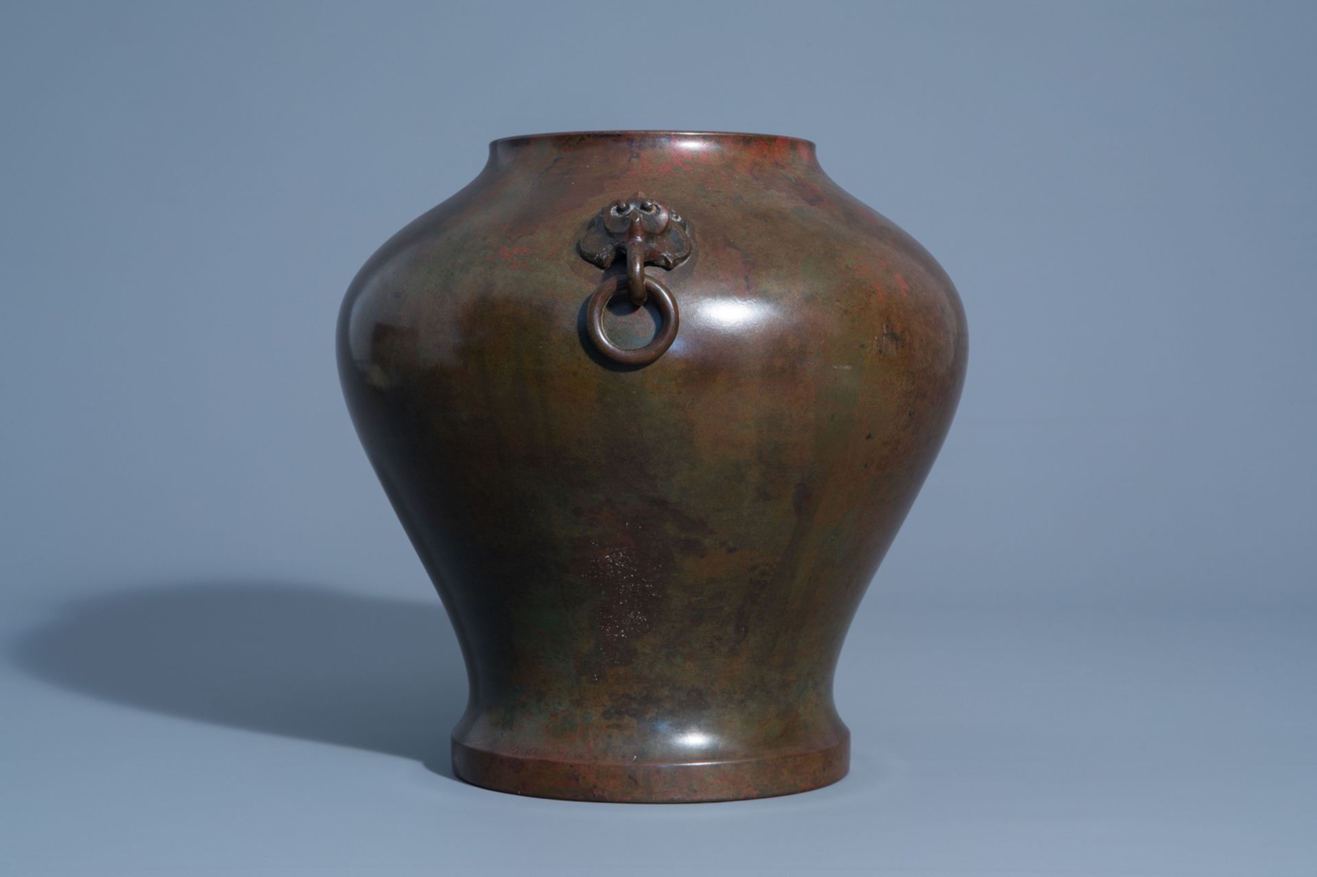 A Japanese bronze vase, probably Showa, 20th C. - Image 3 of 7