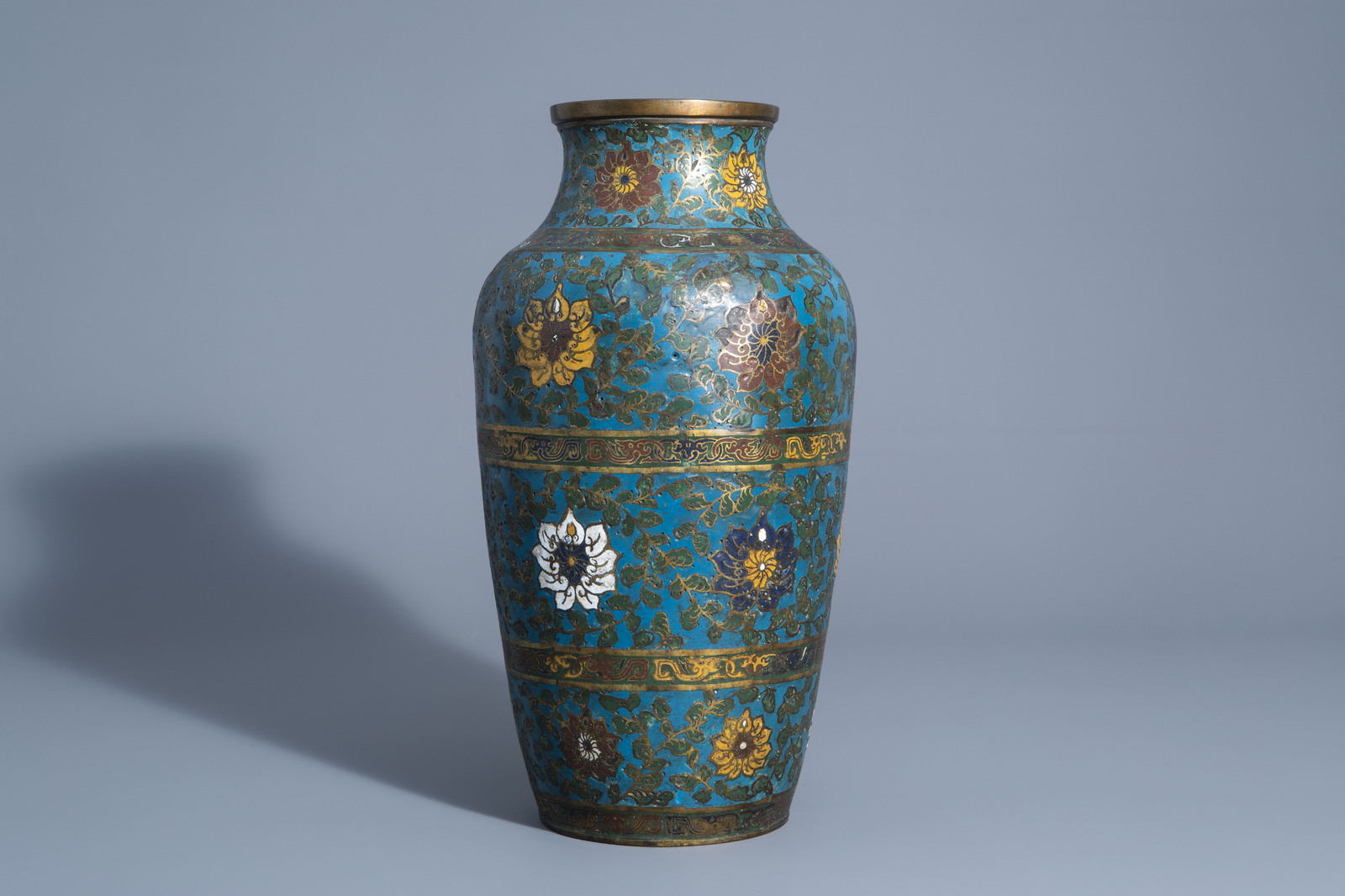 A Chinese or Japanese cloisonnŽ vase with lotus scrolls, 18th/19th C. - Image 2 of 7