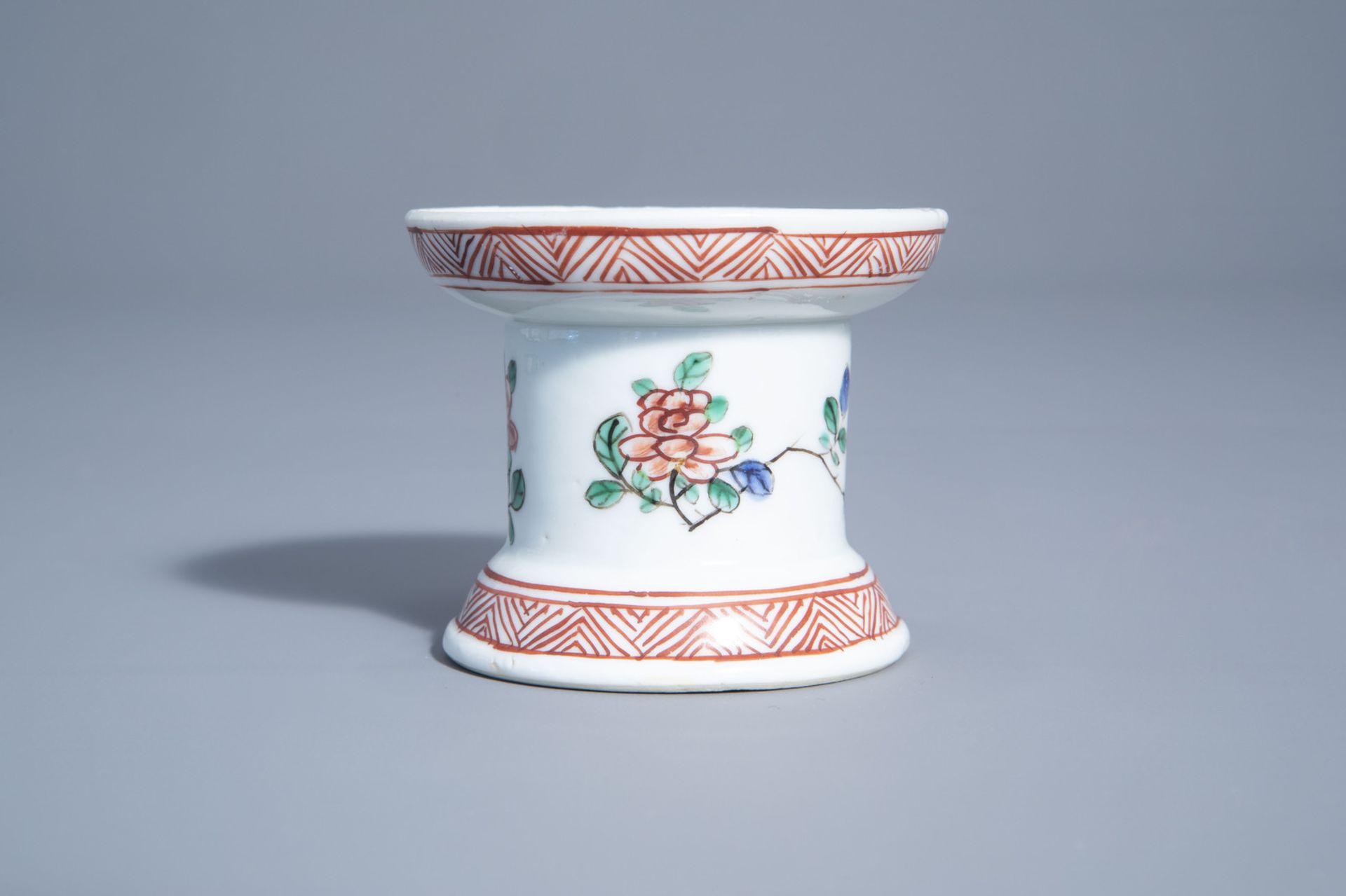 Two Chinese blue and white plates and a famille verte caster with floral design, Kangxi - Bild 4 aus 9