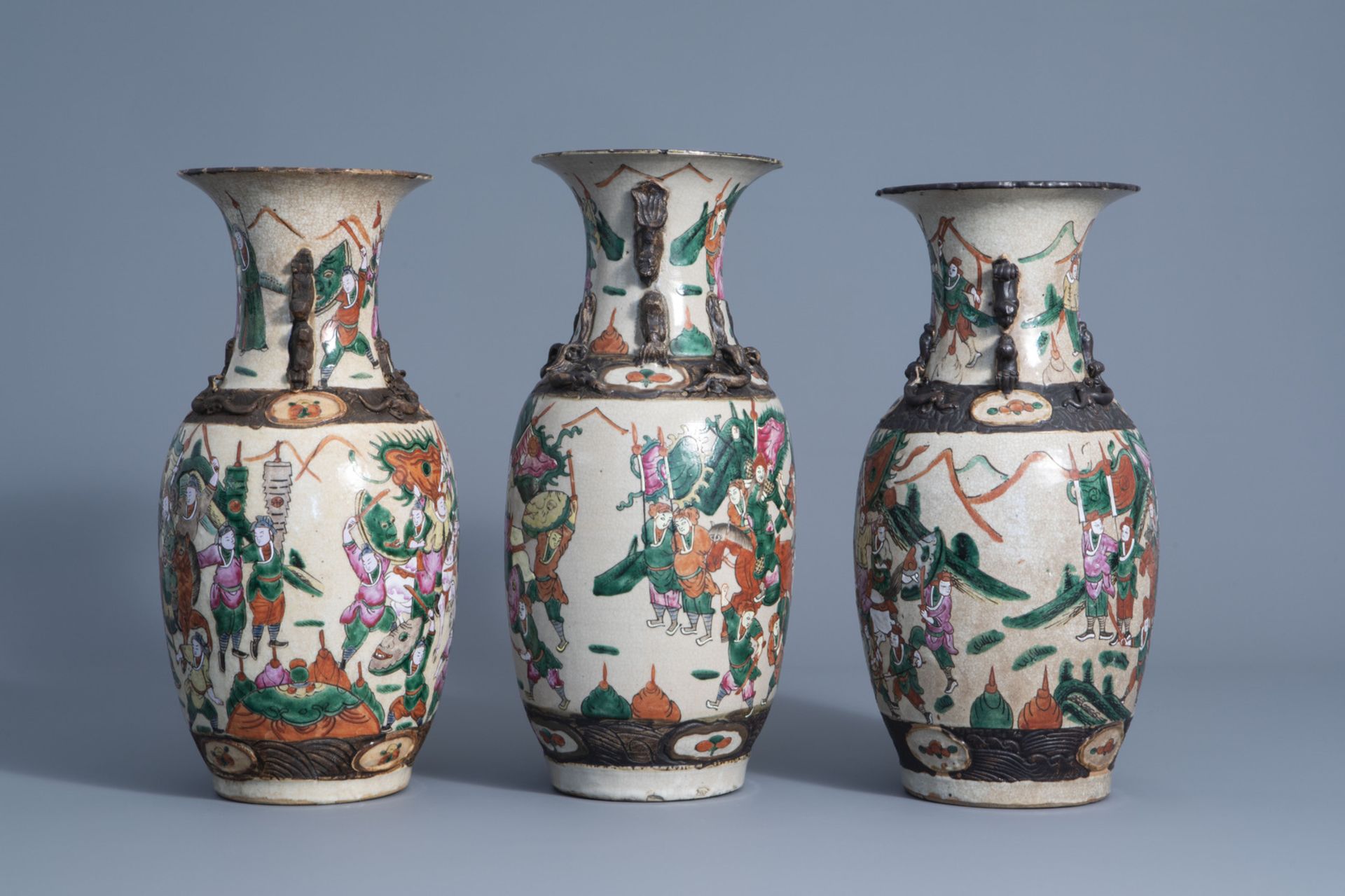 Three Chinese Nanking crackle glazed famille rose vases with warrior scenes, 19th C. - Bild 4 aus 6
