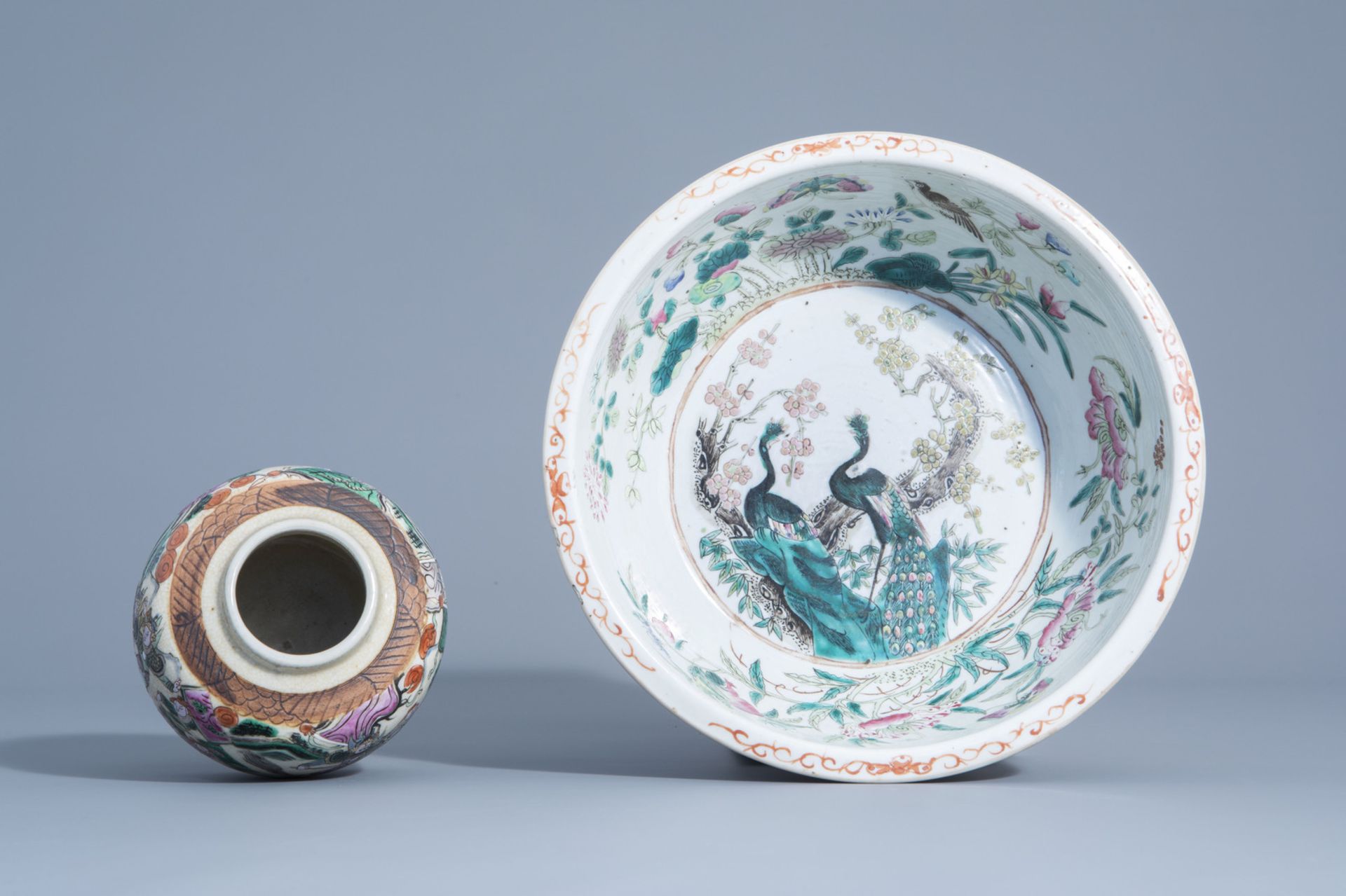 A varied collection of Chinese Nanking crackle glazed and famille rose porcelain, 19th C. - Bild 12 aus 15