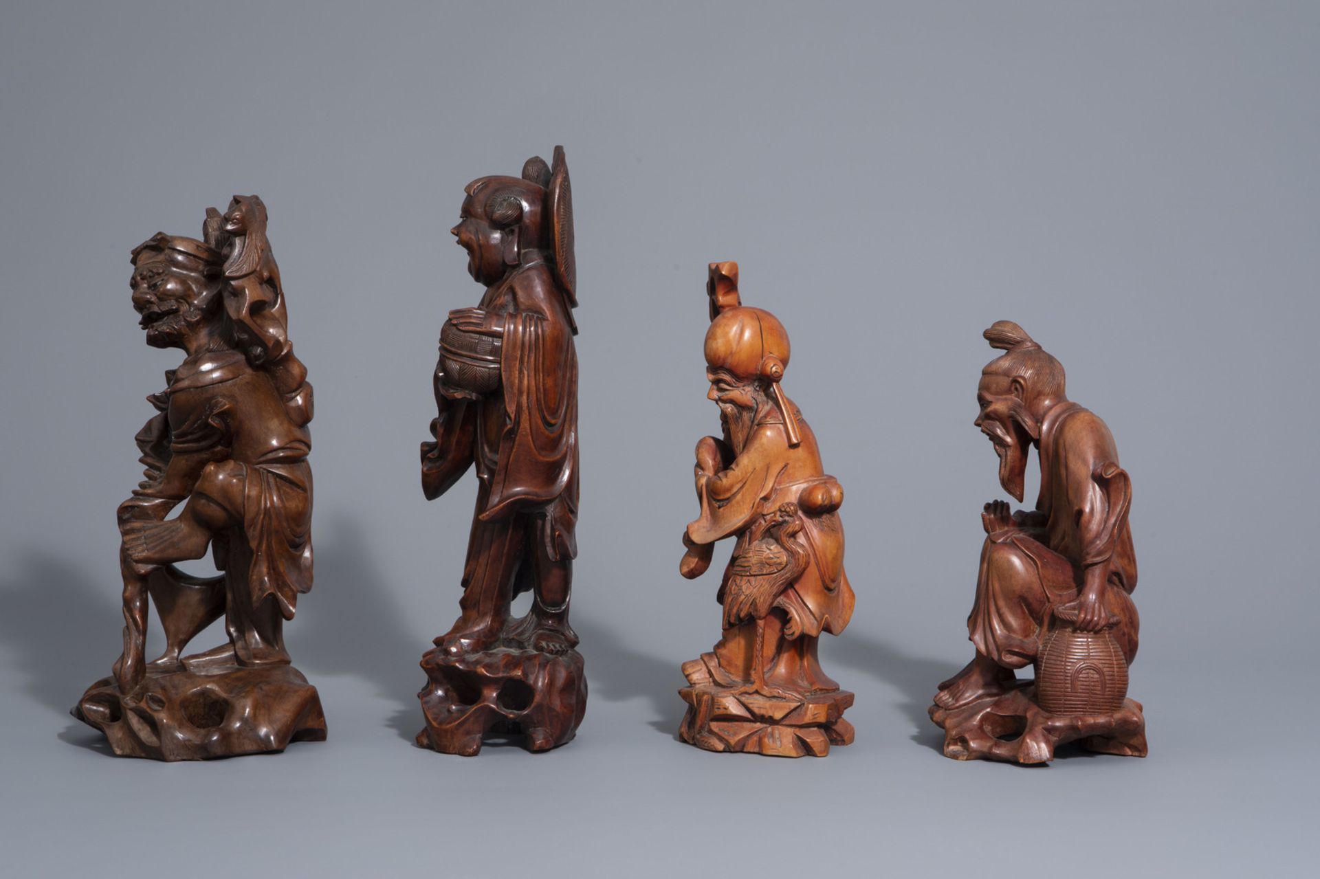 A collection of nine Chinese wooden figures, 19th/20th C. - Bild 5 aus 15
