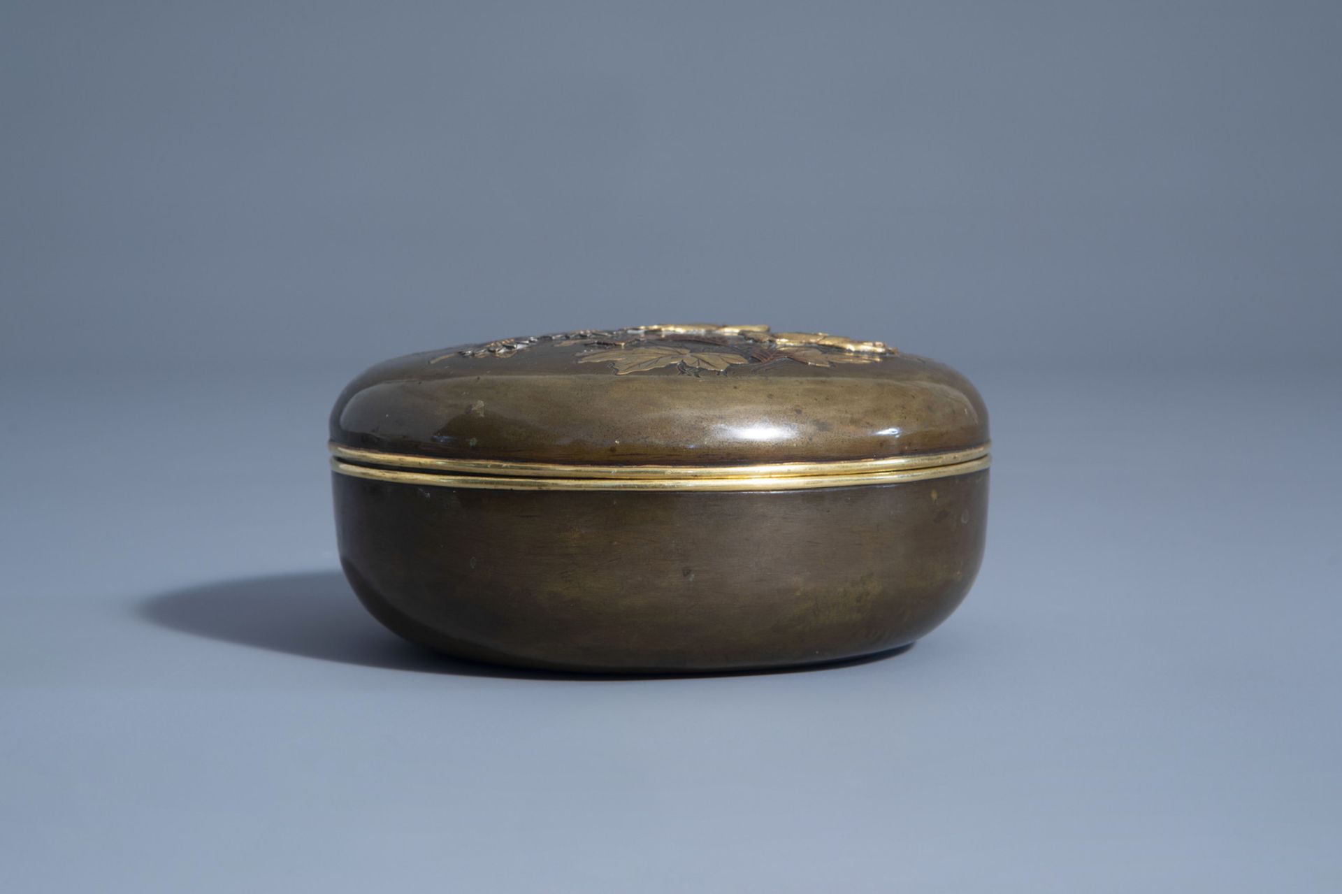 A Japanese mixed metal box and cover with inscription on the base, Meiji, 19th C. - Bild 2 aus 7