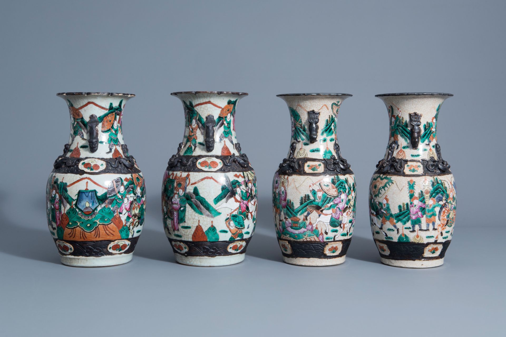 Two pairs of Chinese Nanking crackle glazed famille rose vases with warrior scenes, 19th C. - Bild 2 aus 6