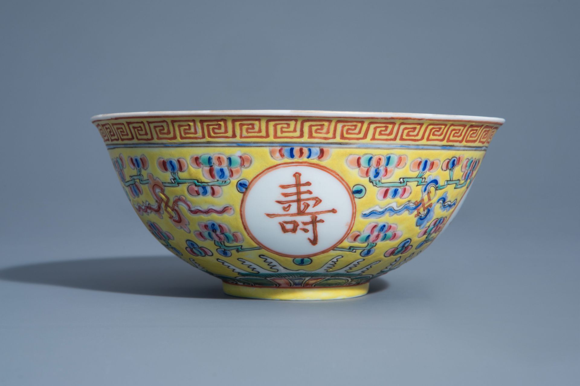 A Chinese famille rose yellow ground 'bats' bowl, Guangxu mark, 19th/20th C. - Bild 2 aus 7