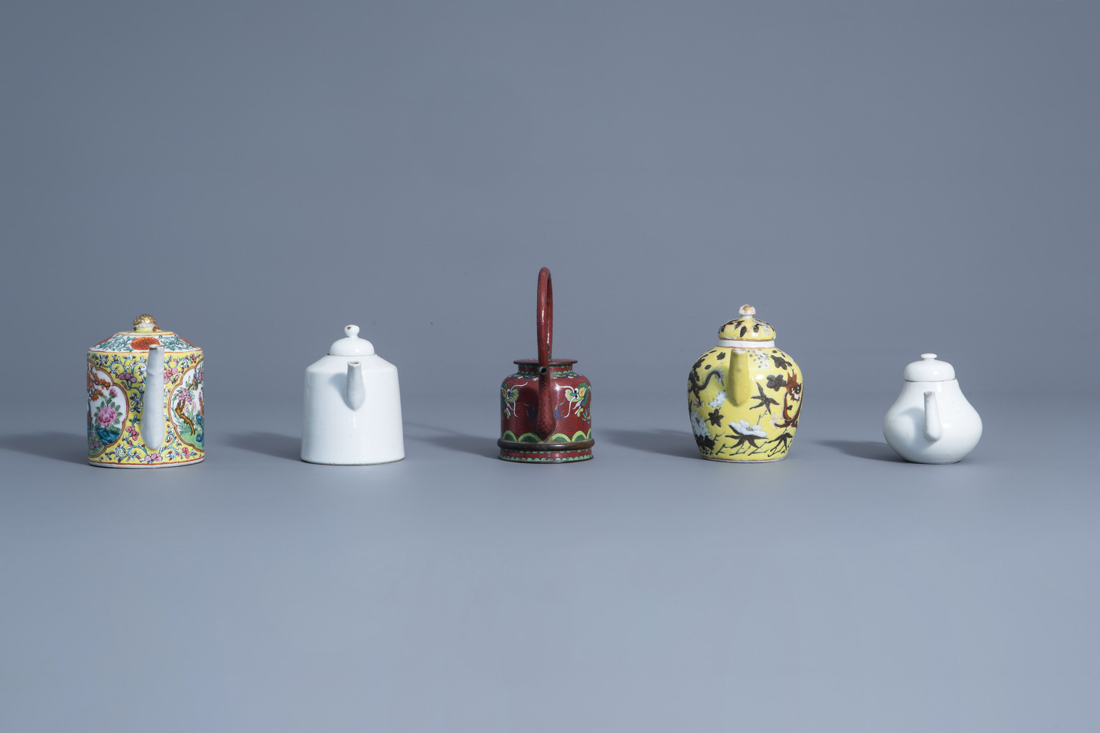 Five Chinese blanc de Chine, Canton, Dayazhai style and cloisonnŽ teapots, 19th/20th C. - Image 5 of 10
