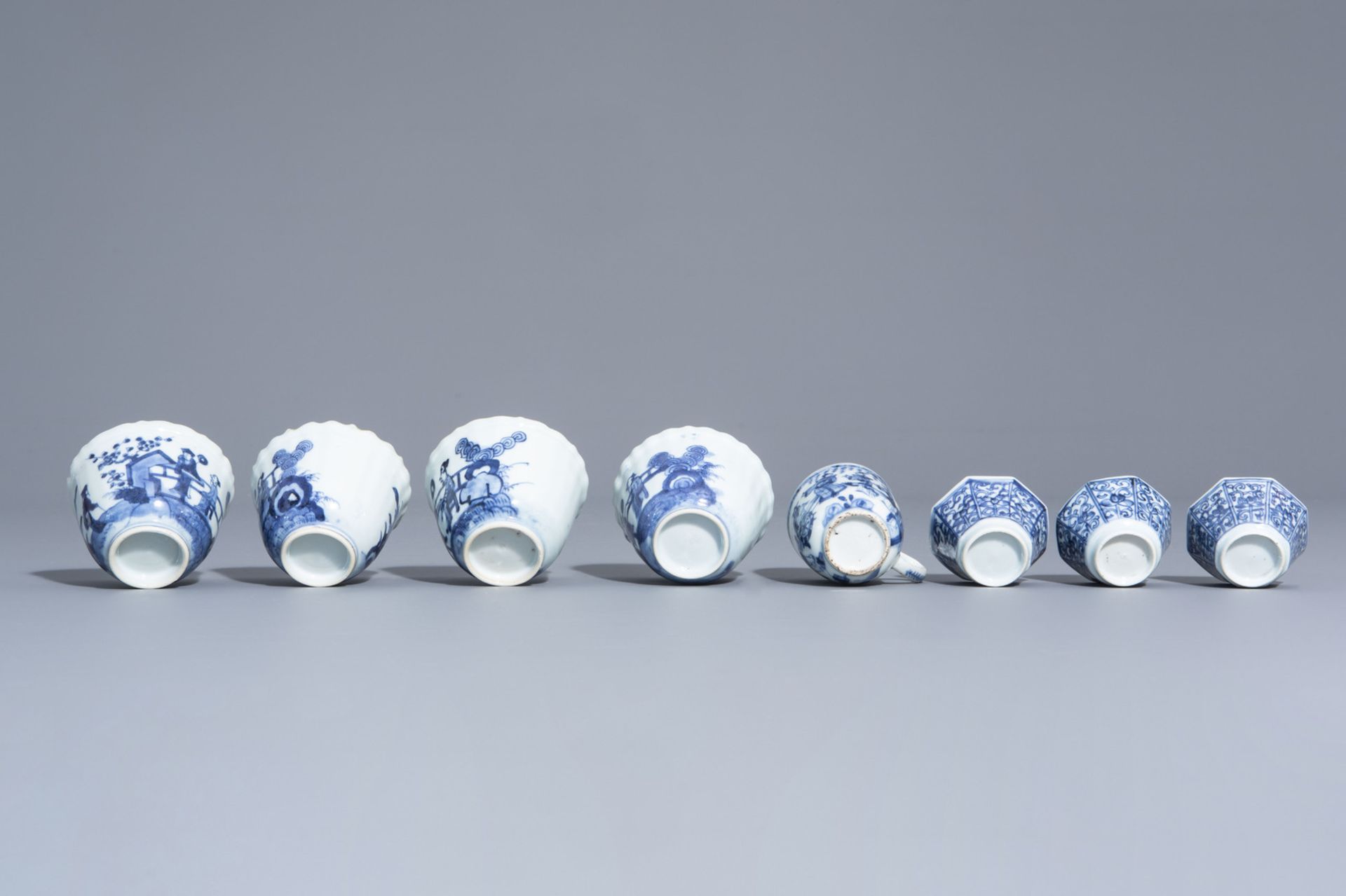 A varied collection of Chinese blue, white and iron red porcelain, Kangxi and later - Bild 10 aus 23