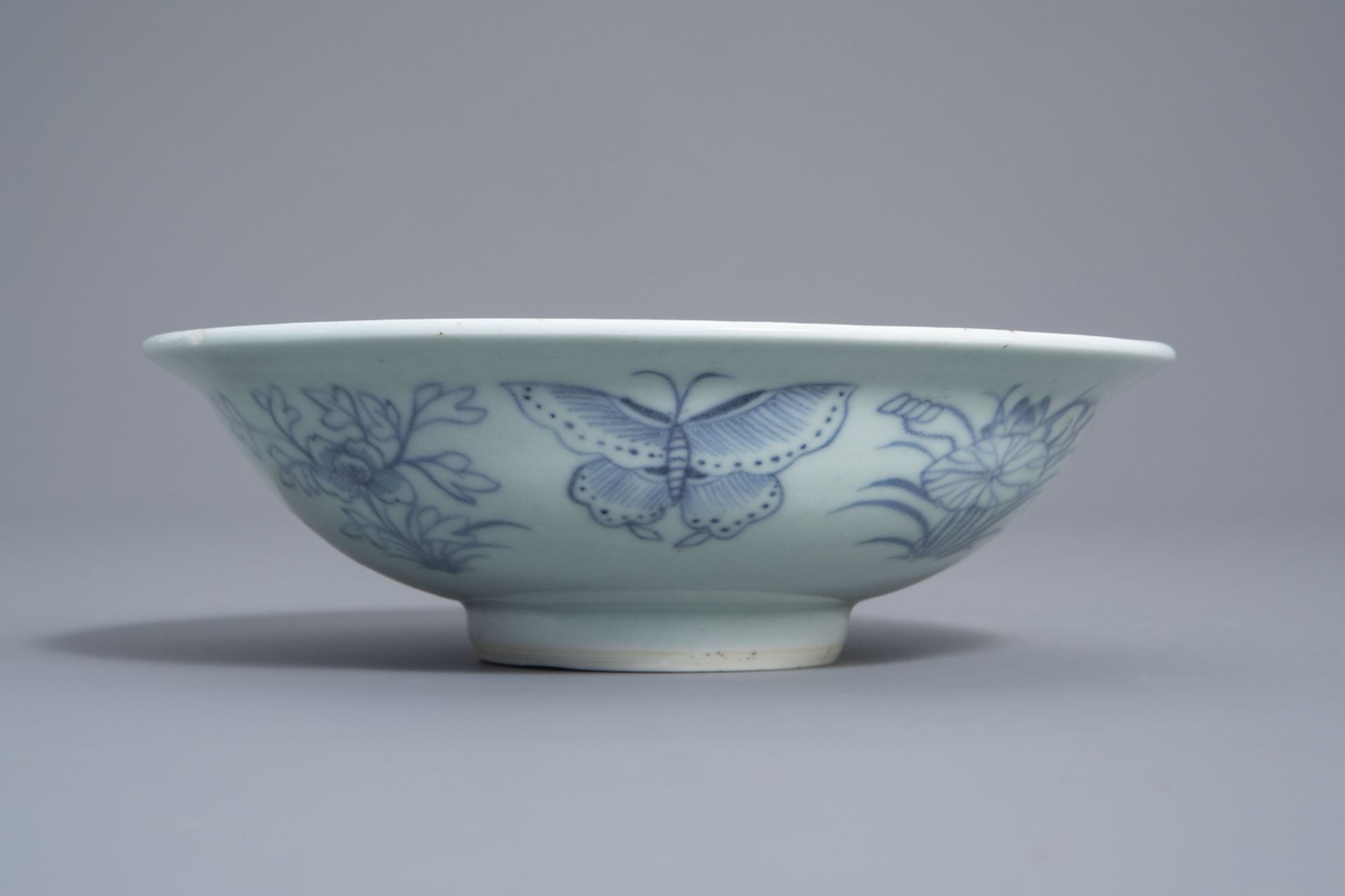 A varied collection of Chinese blue, white and iron red porcelain, Kangxi and later - Bild 18 aus 23