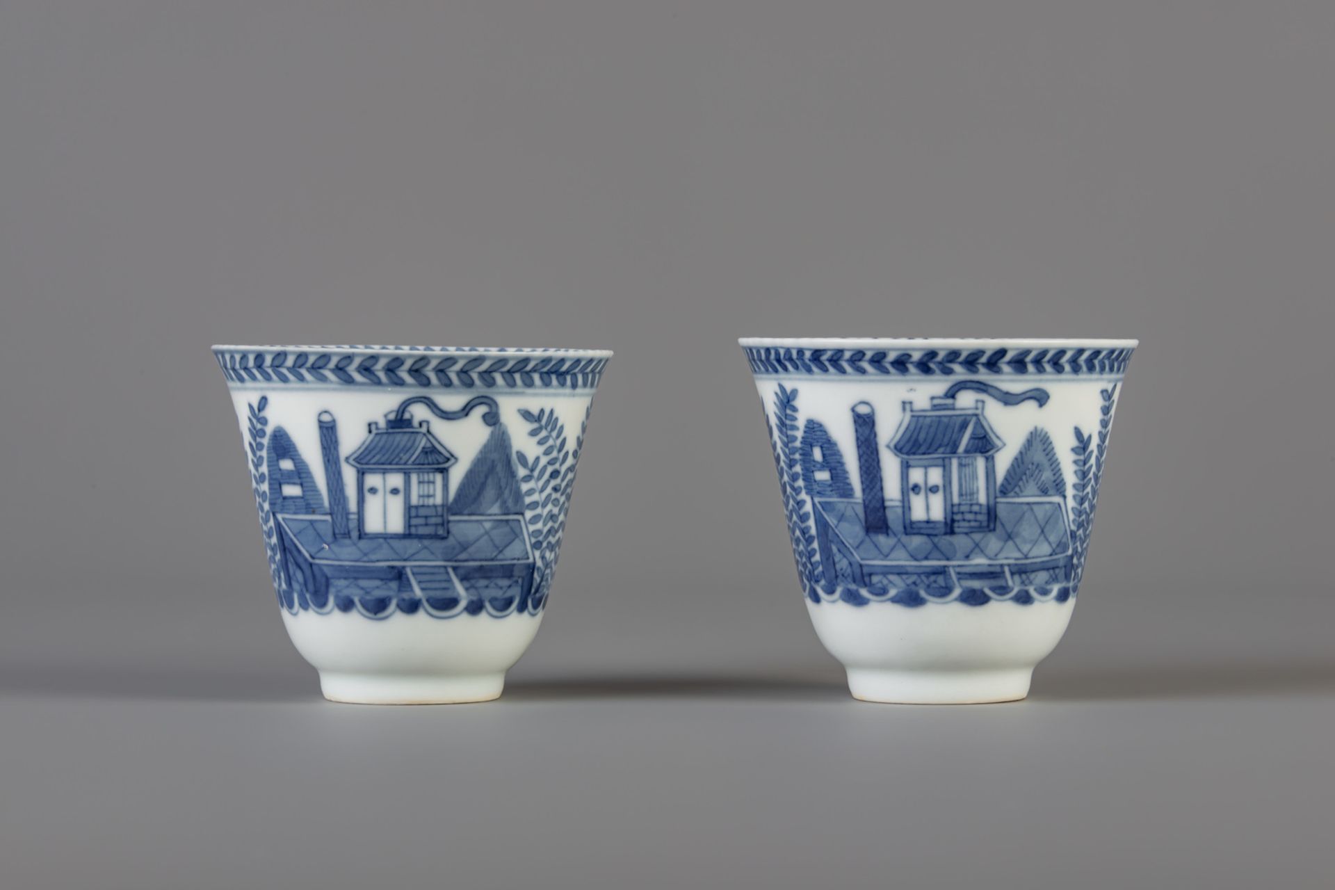 A pair of Chinese blue and white cups and saucers and two Imari style plates, 18th/19th C. - Bild 4 aus 9