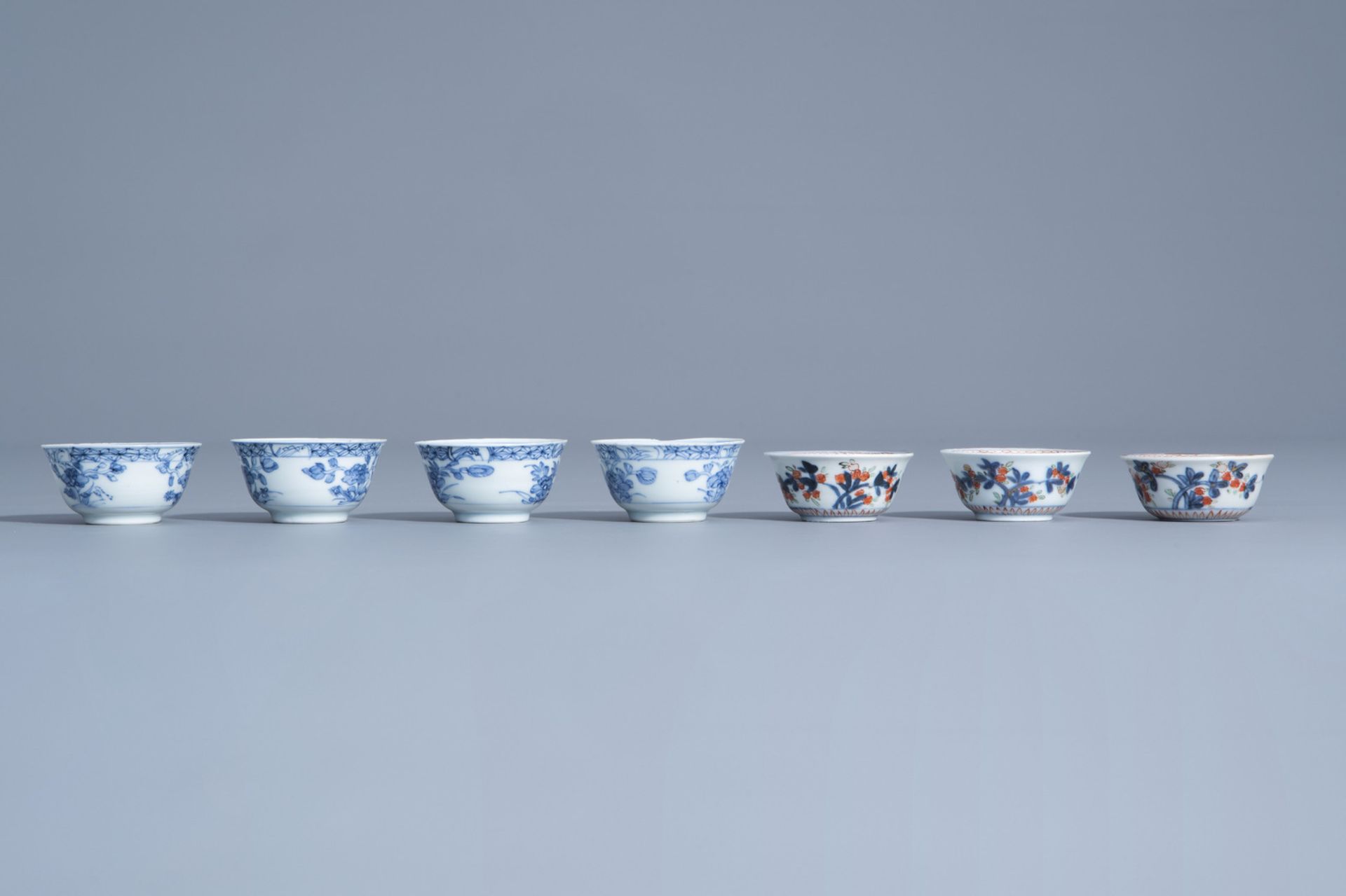 Seven Chinese blue, white and verte-Imari cups and saucers with floral design, Kangxi/Yongzheng - Bild 8 aus 11