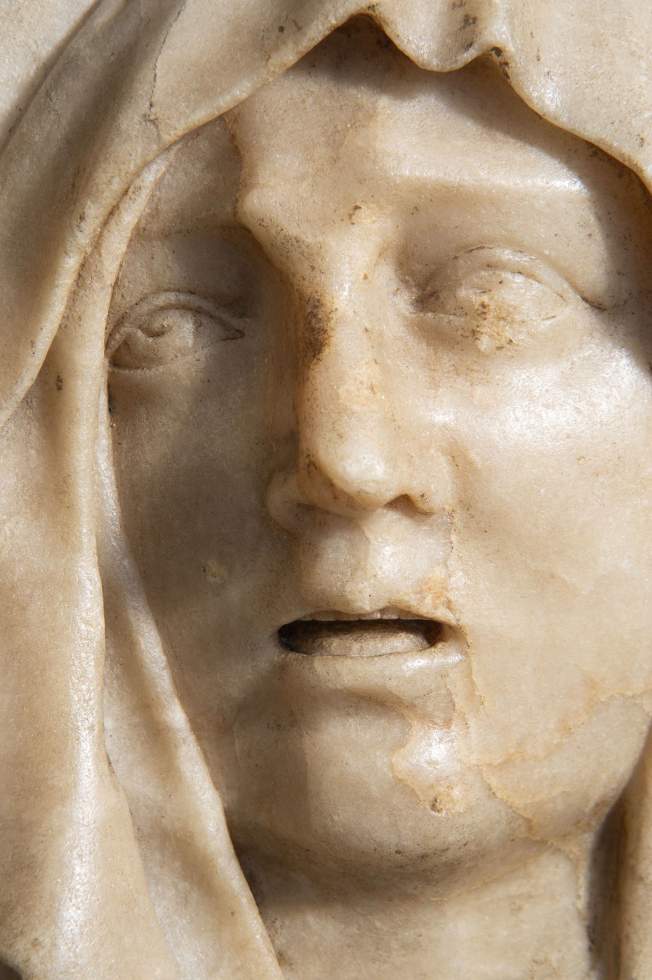An Italian or Parisian alto relievo white marble portrait plaque depicting a Vestal Virgin, 17th C. - Image 5 of 5