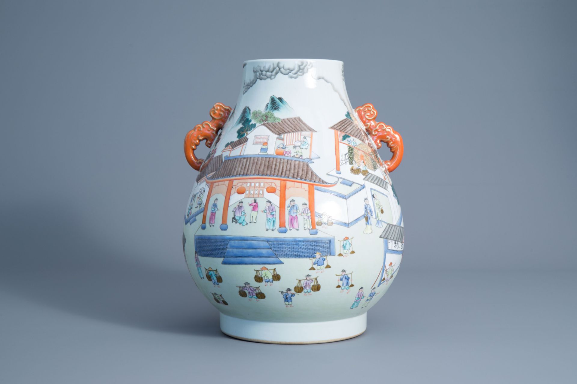A Chinese famille rose 'hu' vase showing the production of porcelain, Qianlong mark, 20th C. - Bild 3 aus 6