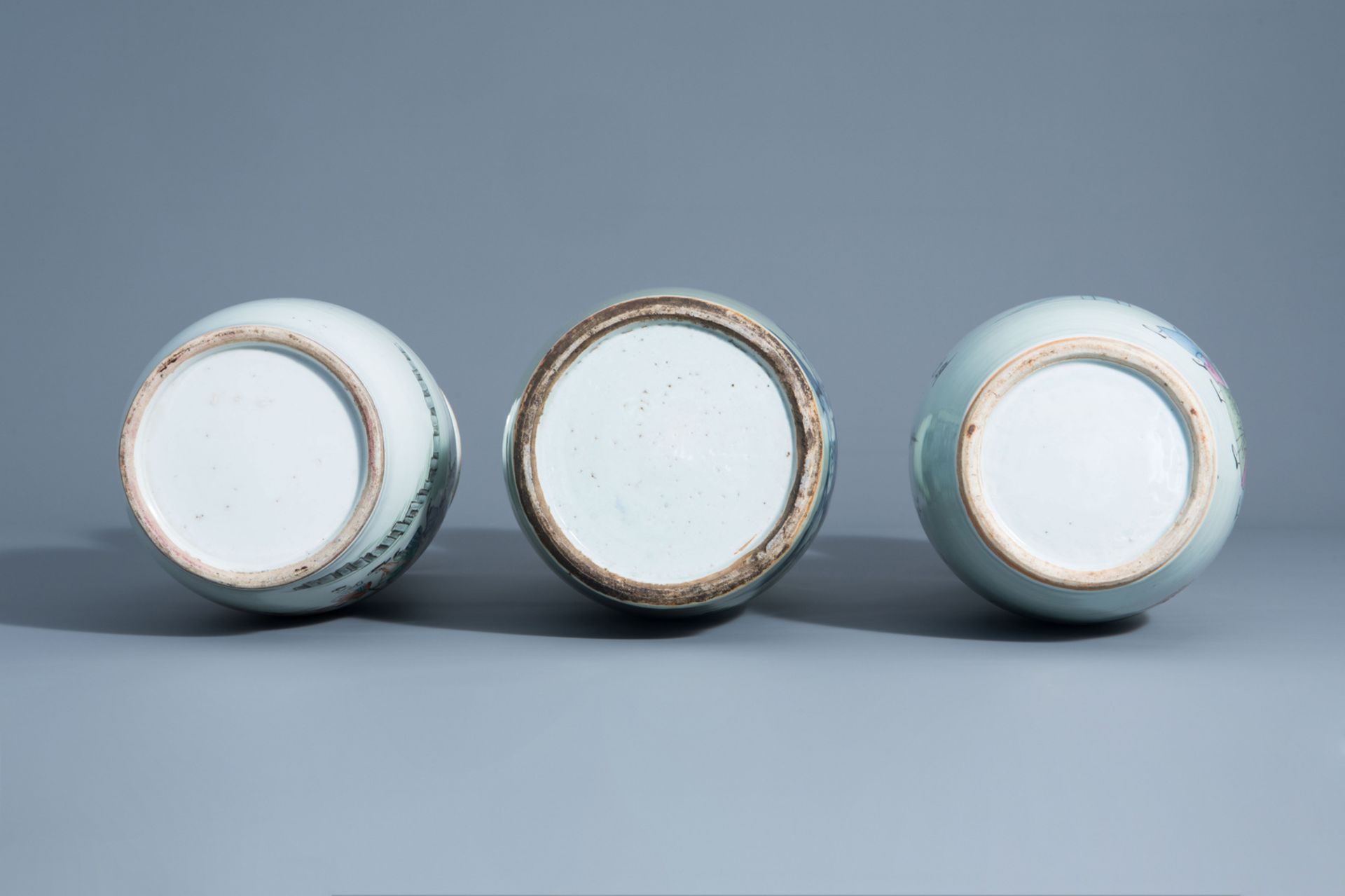 Three various Chinese famille rose and blue and white on celadon ground vases, 19th/20th C. - Bild 6 aus 6