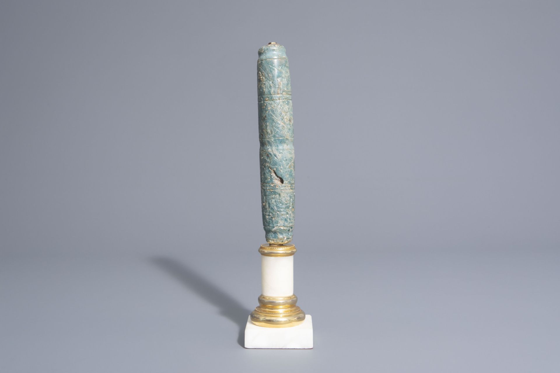 A Mexican dark green jade pipe on base, possibly Maya culture, 15th C. or later - Image 4 of 7