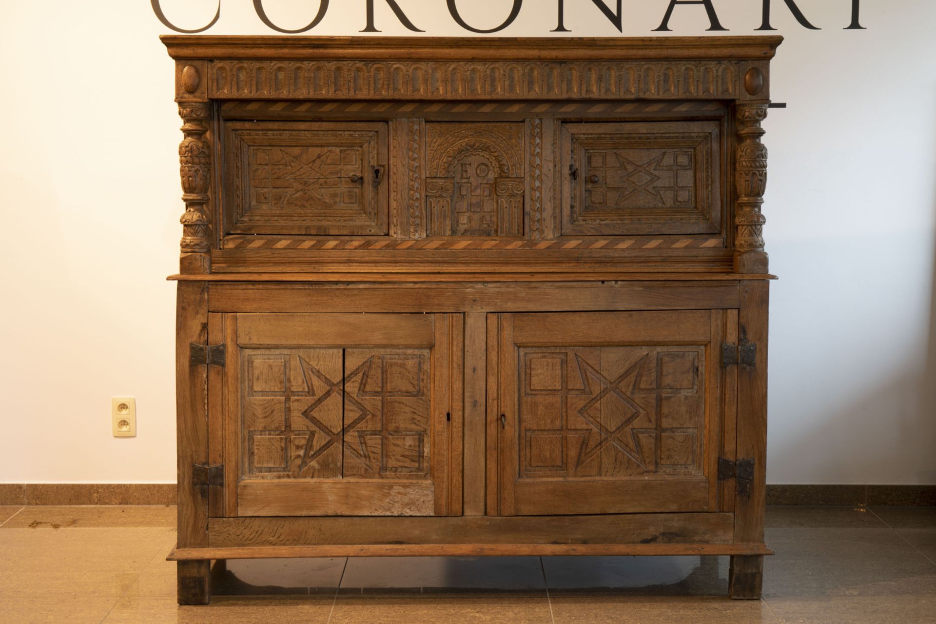 An English or Flemish wooden four-door court cupboard with geometric pattern, 17th/18th C. - Bild 2 aus 8