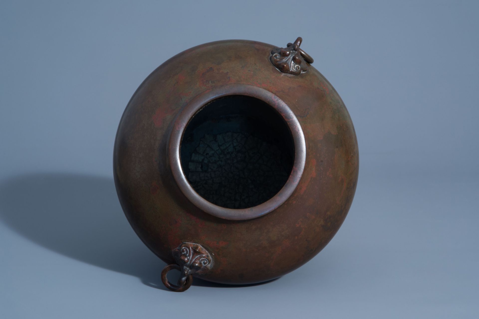 A Japanese bronze vase, probably Showa, 20th C. - Image 6 of 7