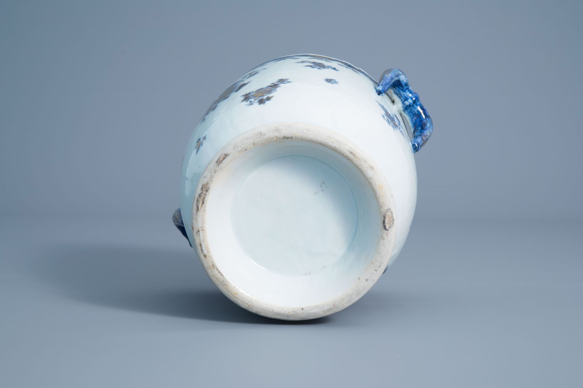 A Chinese blue, white and gilt wine cooler with floral design, Qianlong - Image 8 of 8