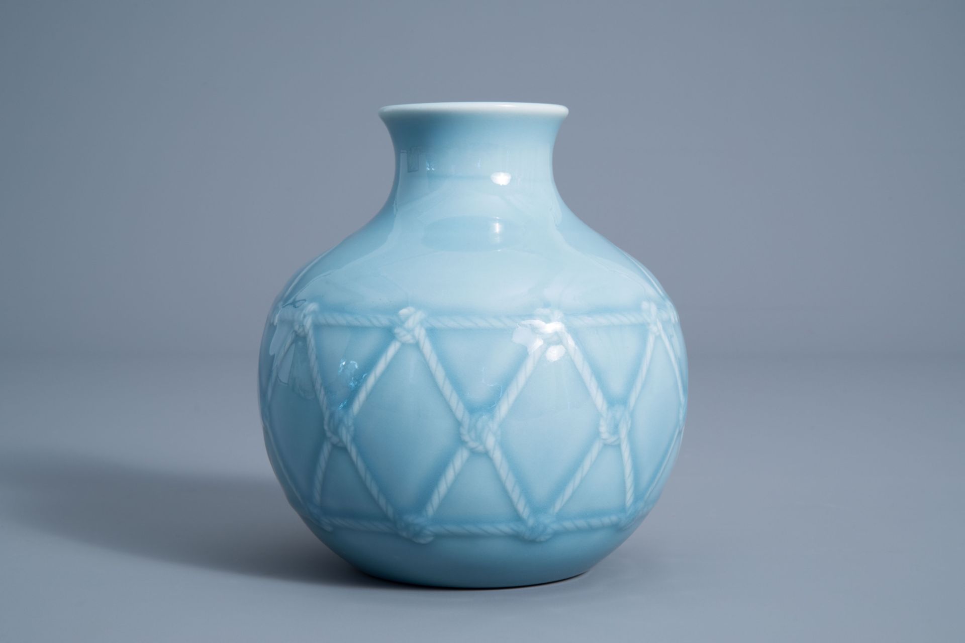 A Chinese monochrome lavender blue vase, 19th/20th C. - Image 2 of 7