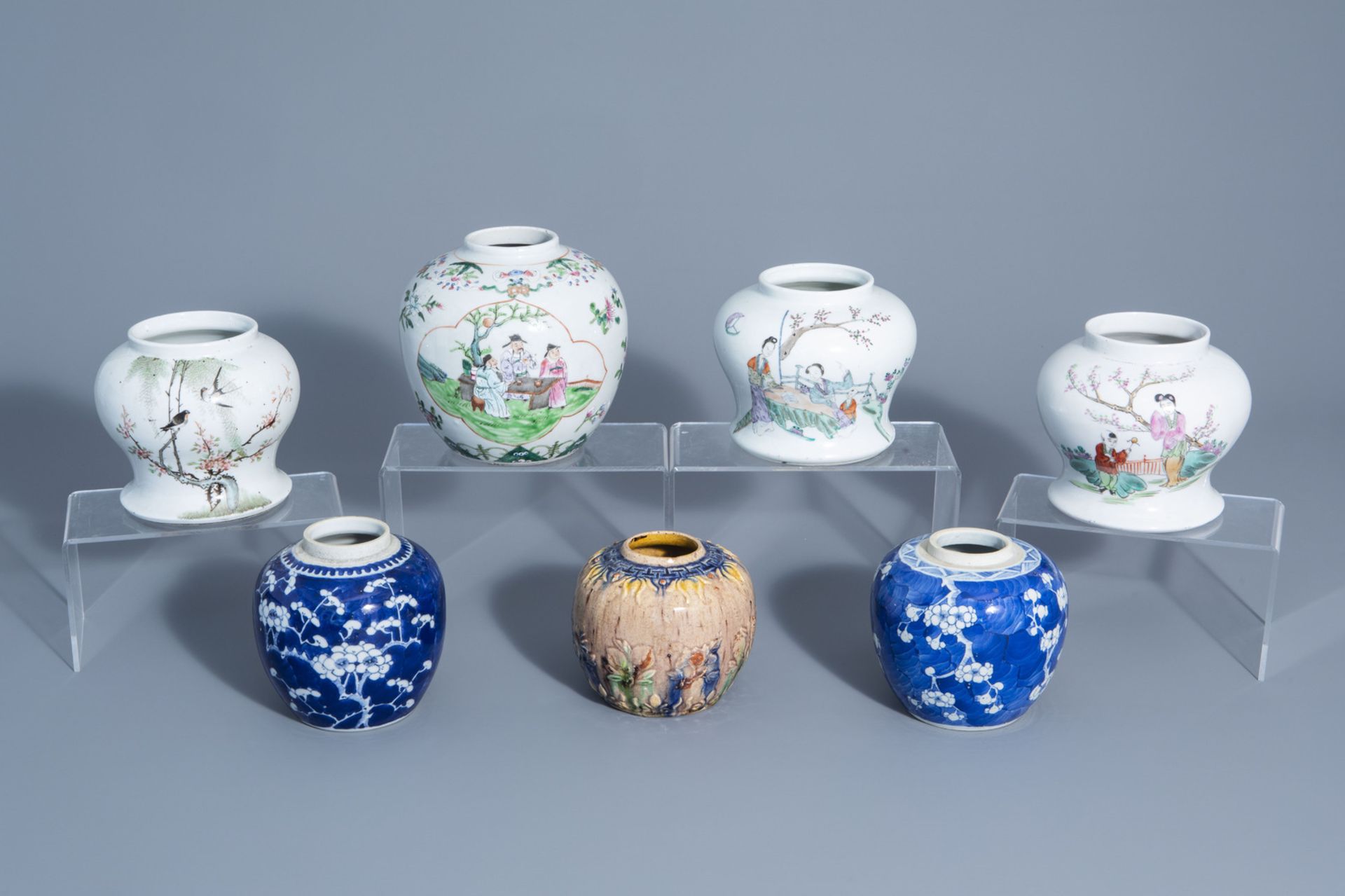 Seven Chinese blue and white and famille rose jars, 19th/20th C.