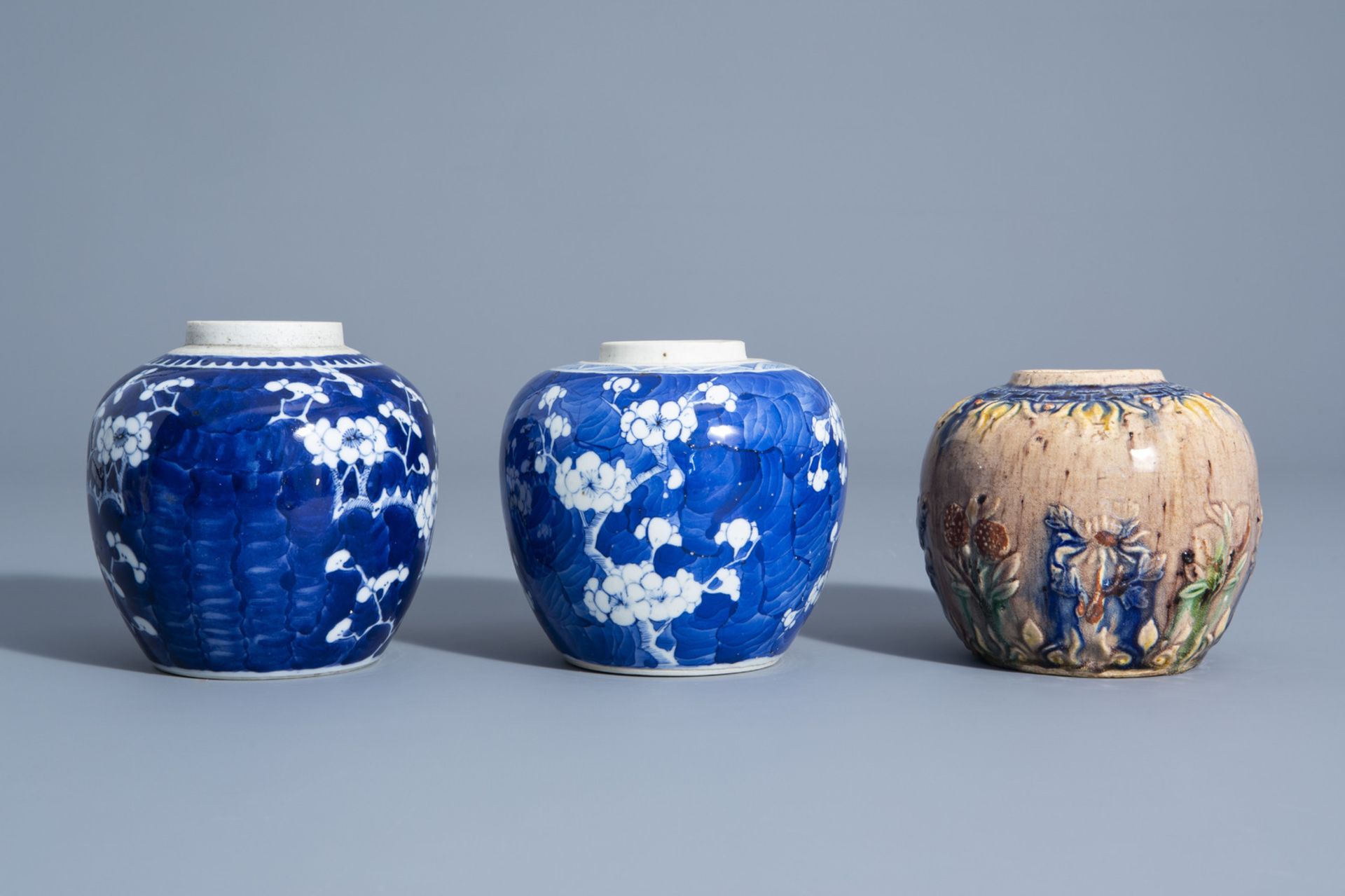 Seven Chinese blue and white and famille rose jars, 19th/20th C. - Bild 9 aus 13