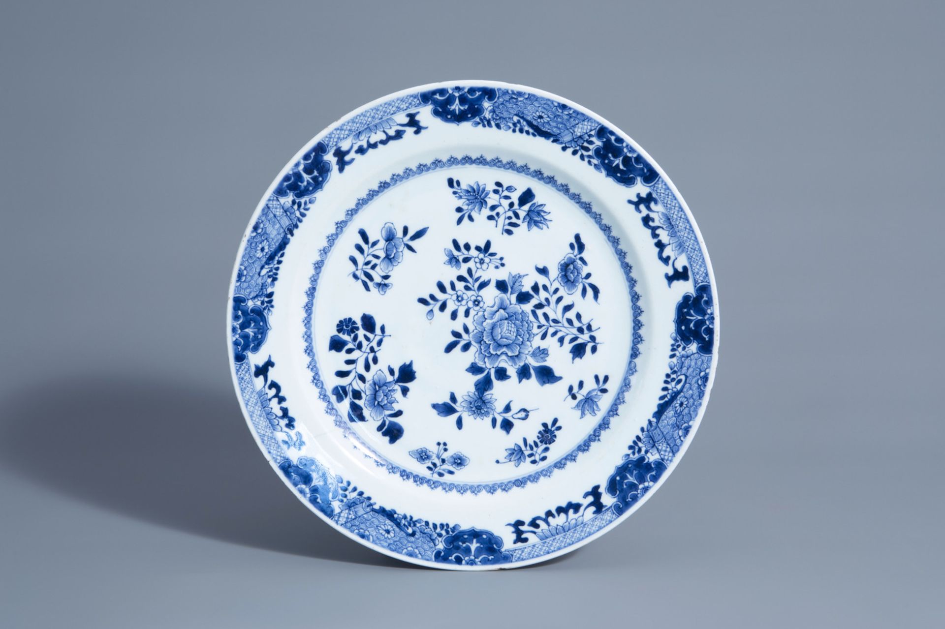 Ten Chinese blue, white, Imari style and iron red plates with different designs, 18th C. and later - Bild 10 aus 11