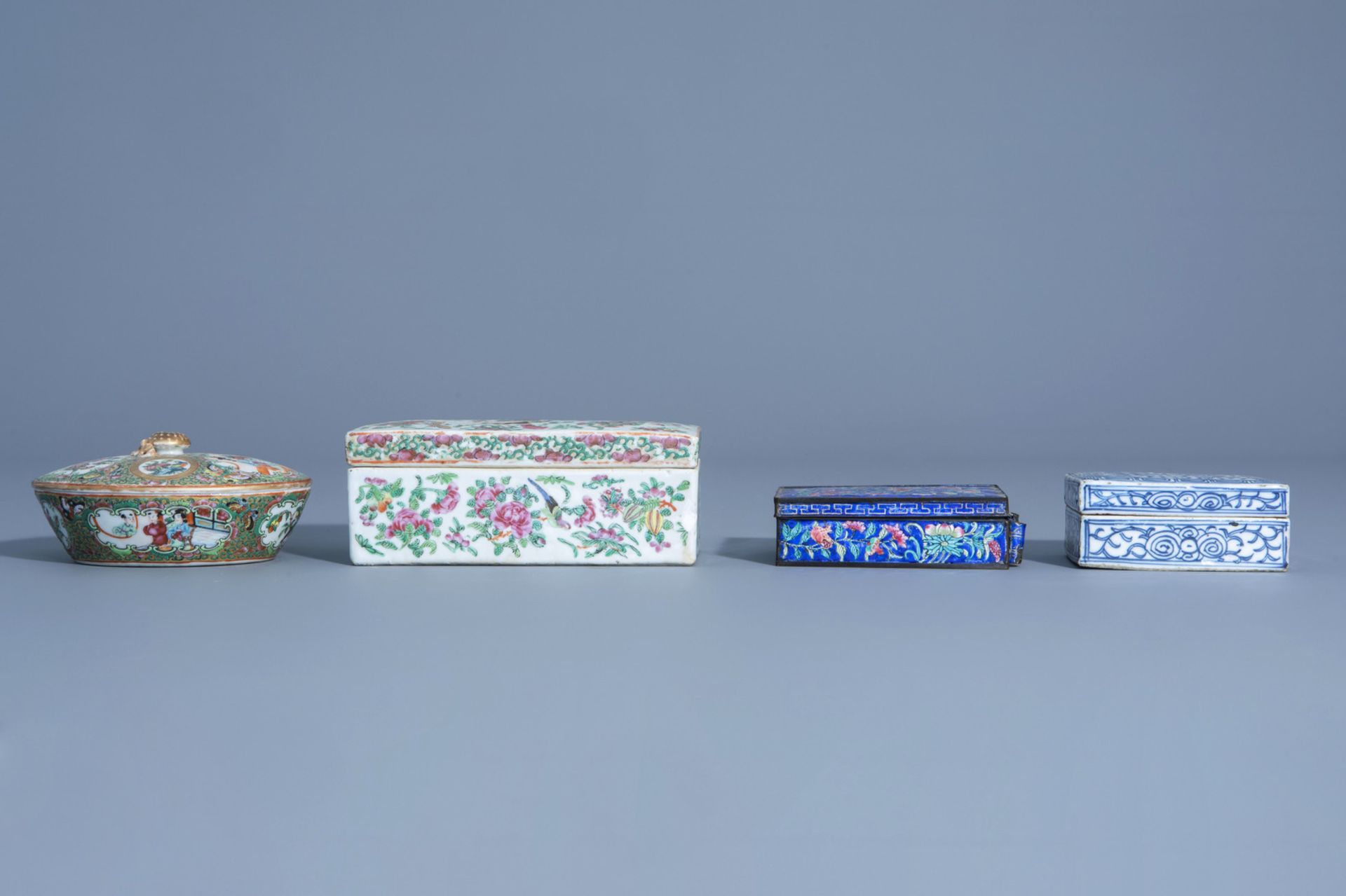 Four various Chinese Canton famille rose, blue and white and cloisonnŽ boxes and covers, 19th/20th C - Image 4 of 7