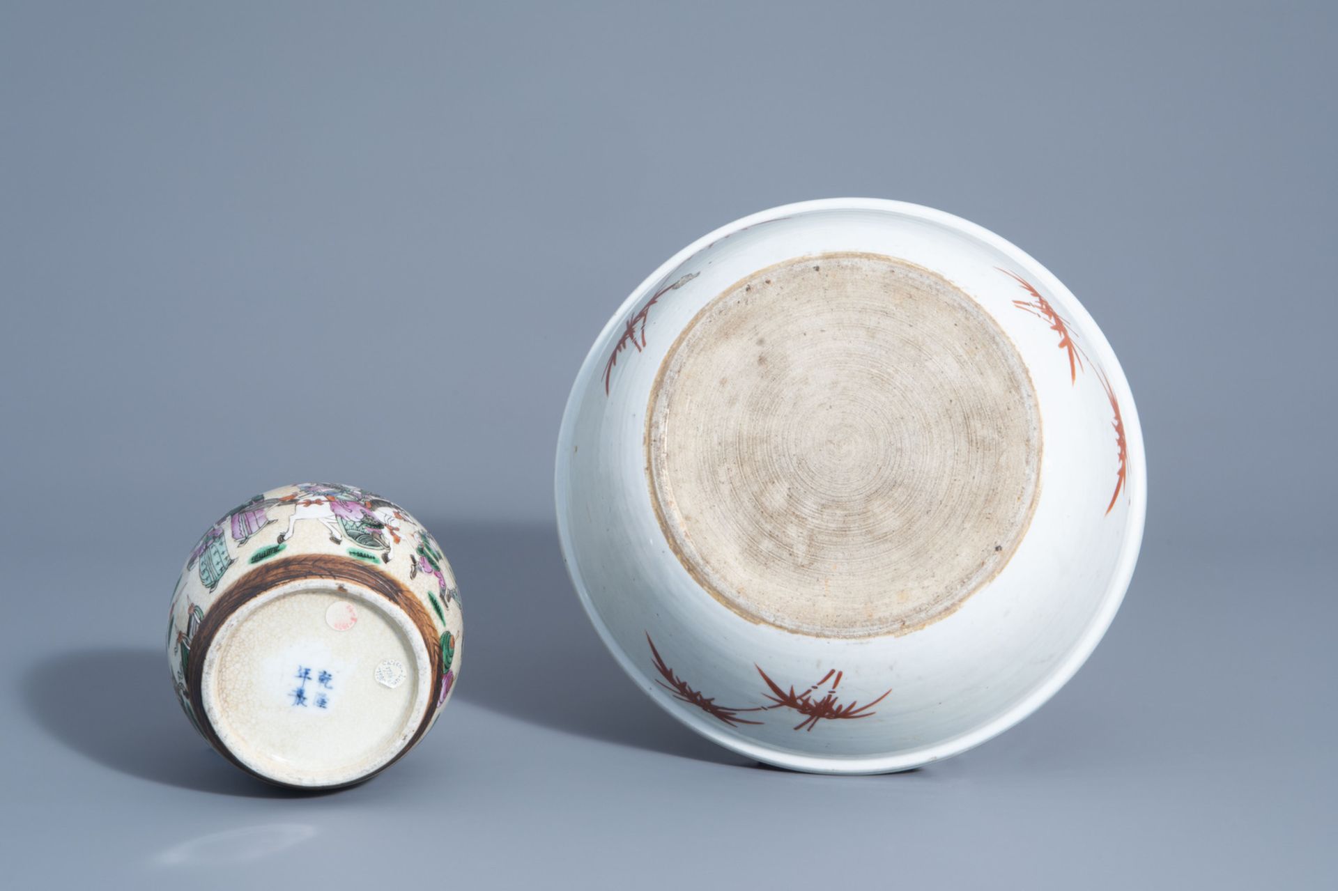 A varied collection of Chinese Nanking crackle glazed and famille rose porcelain, 19th C. - Bild 13 aus 15