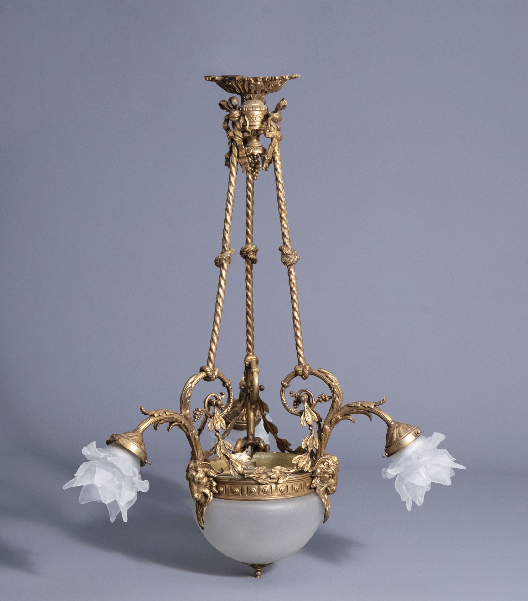 A historicizing gilt copper alloy chandelier with three accompanying wall appliques, 20th C. - Image 3 of 9