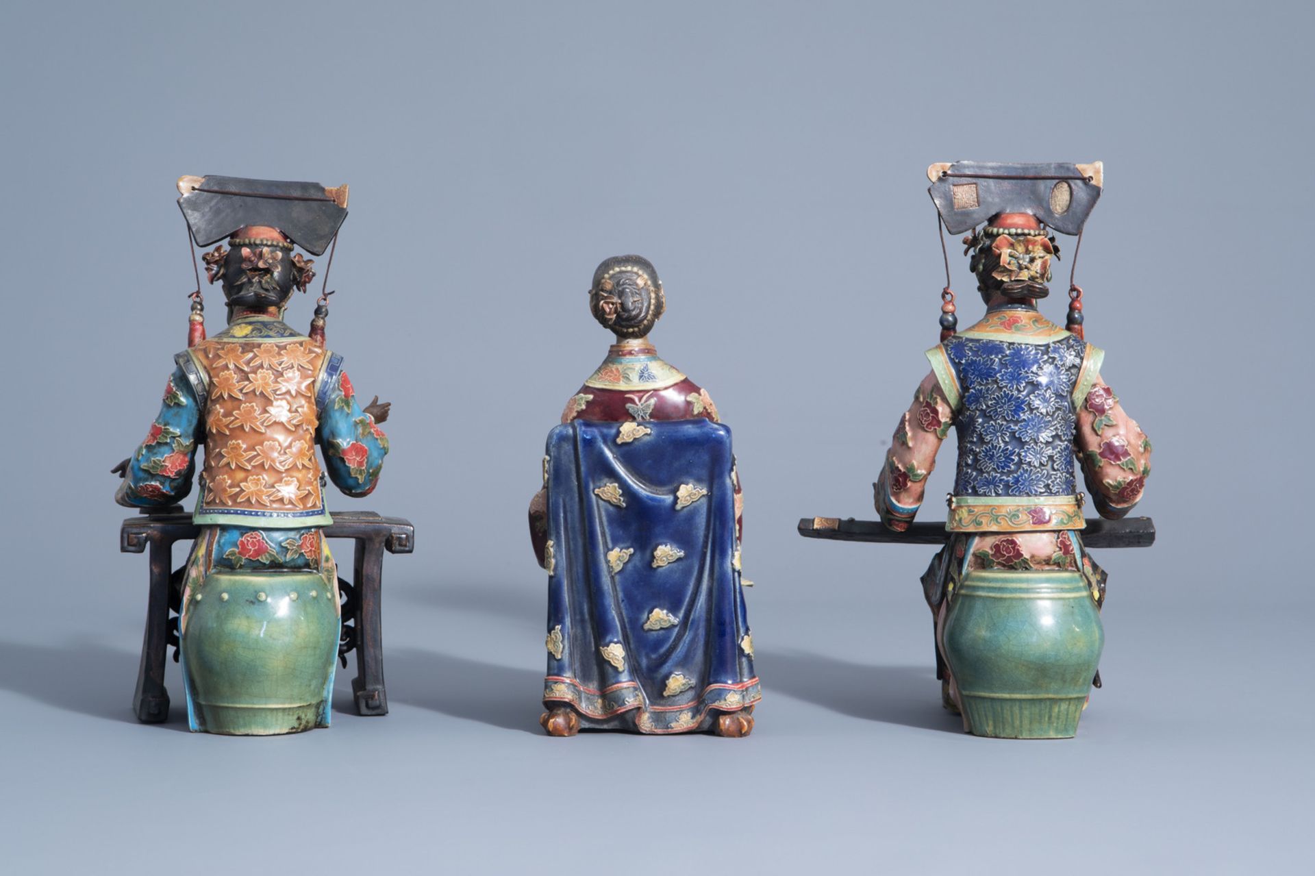 Three Chinese Shiwan pottery models of relaxing ladies, seal marks, 20th C. - Bild 4 aus 11