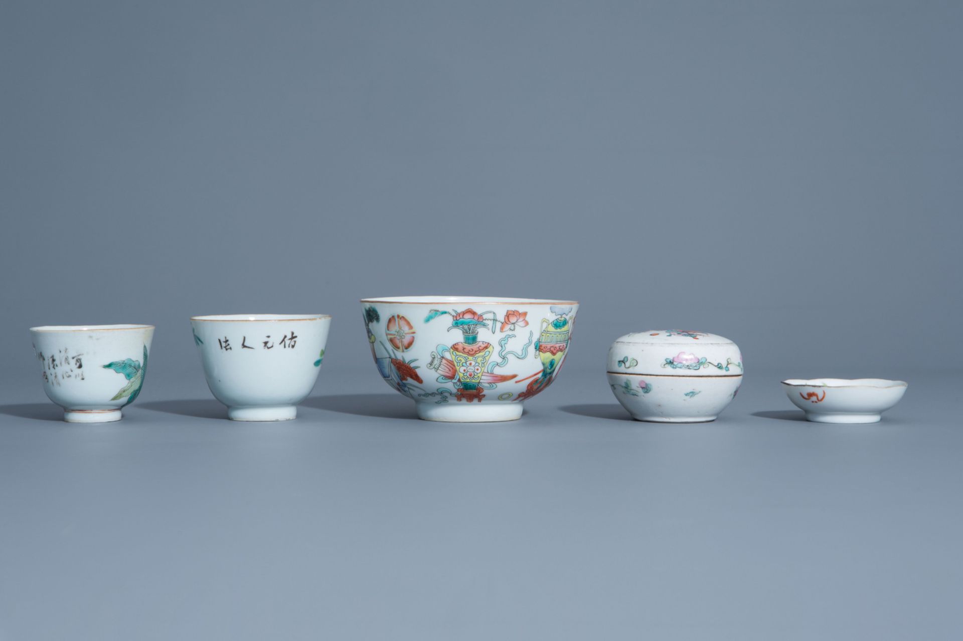 A varied collection of Chinese famille rose and qianjiang cai porcelain, 19th/20th C. - Image 4 of 13