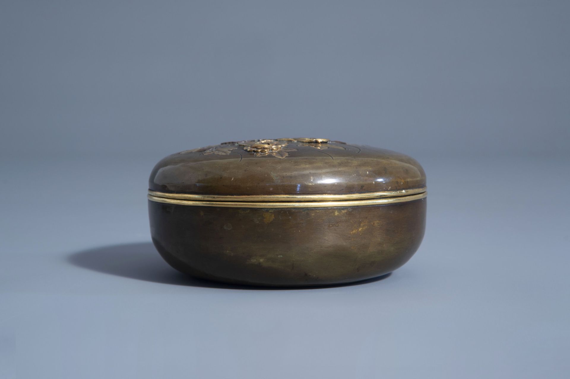 A Japanese mixed metal box and cover with inscription on the base, Meiji, 19th C. - Bild 5 aus 7