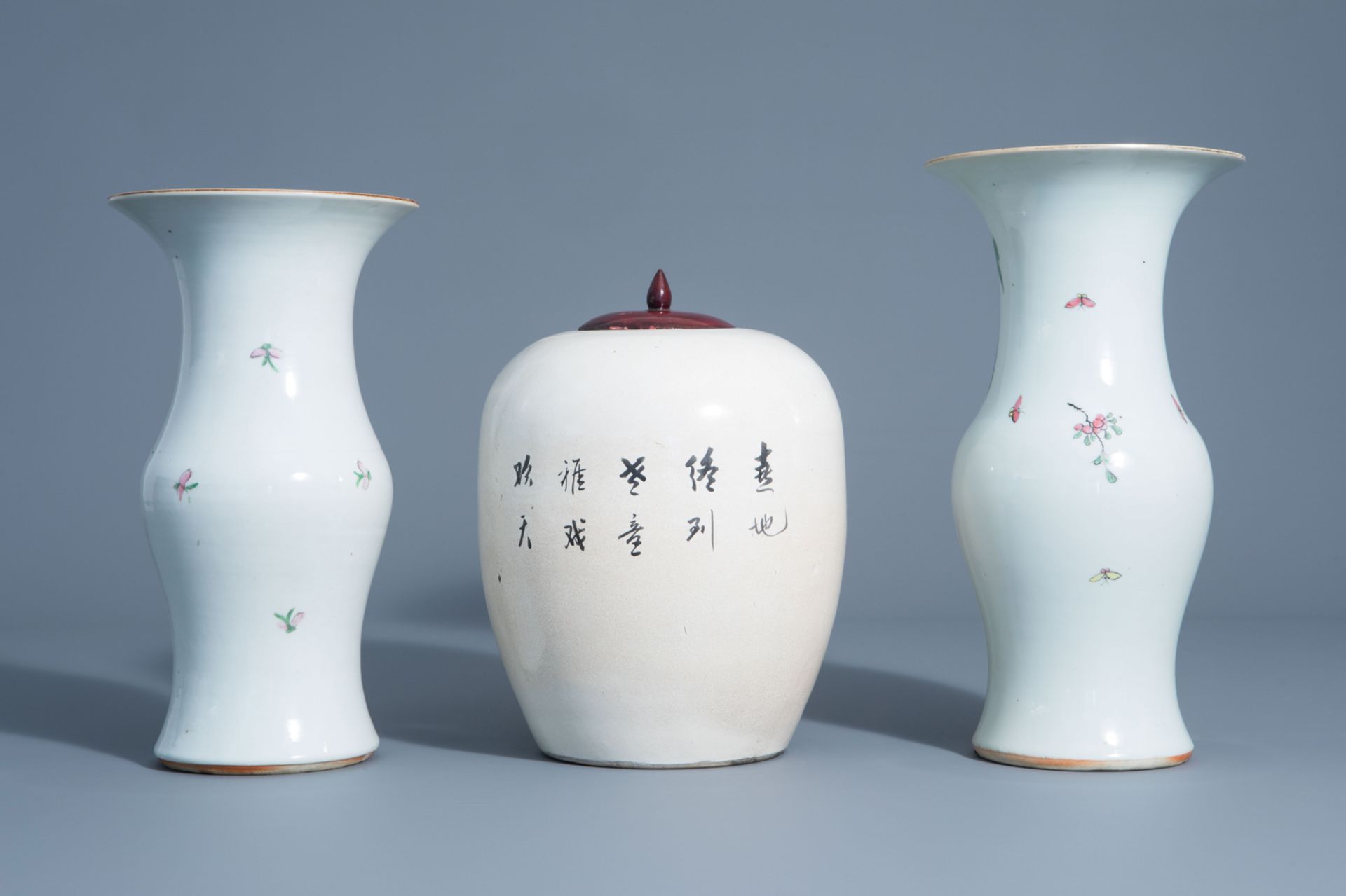 Two Chinese famille rose yenyen vases and a ginger jar with different designs, 19th/20th C. - Bild 3 aus 6