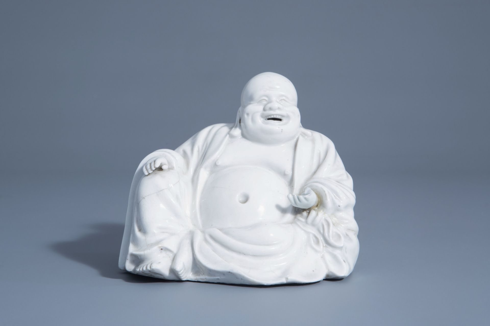 A Chinese blanc de Chine figure of Buddha, 18th/19th C. - Image 2 of 7