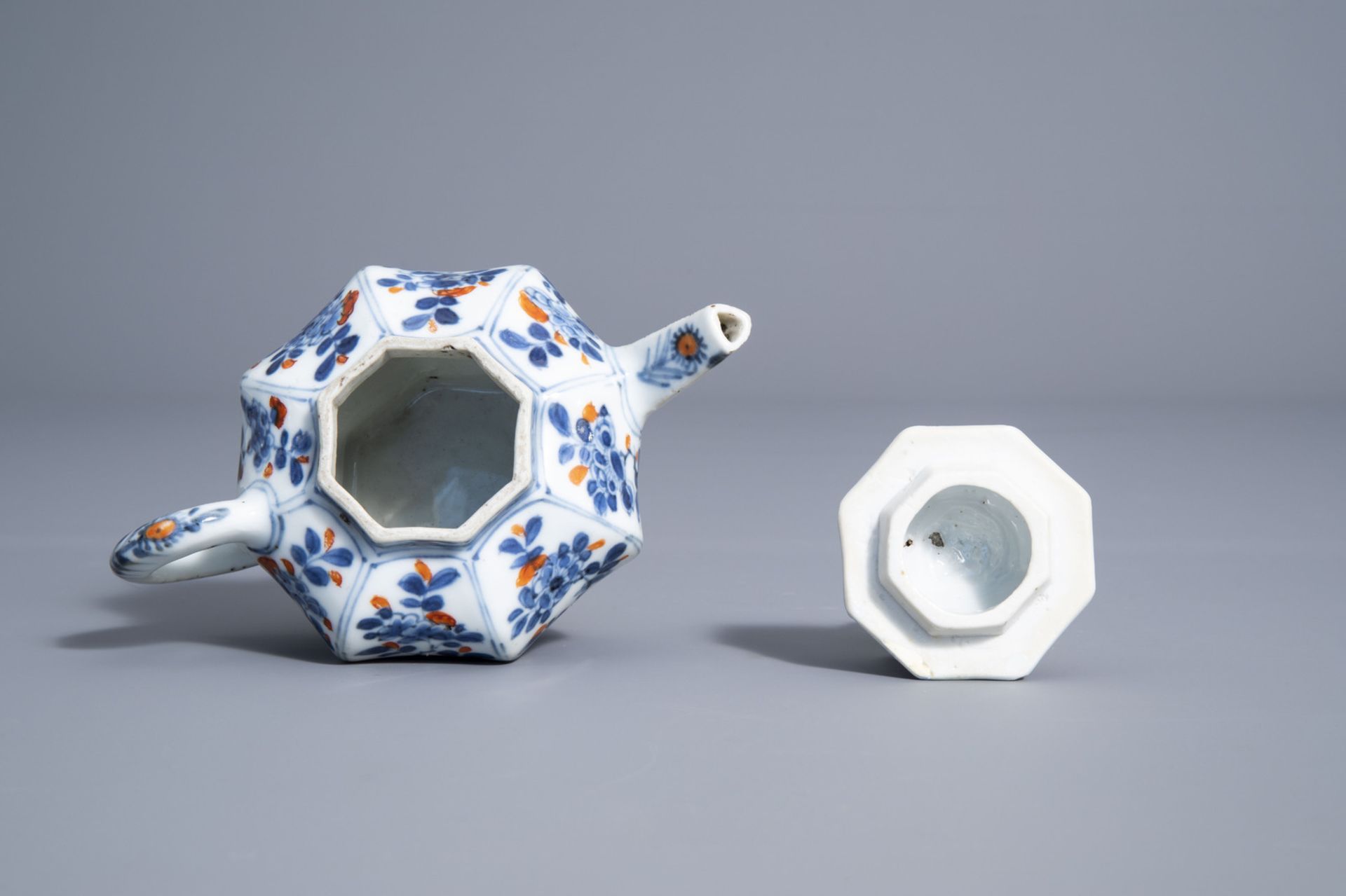 A Chinese Imari style teapot and cover and a blue and white bowl and saucer, Kangxi - Bild 14 aus 15