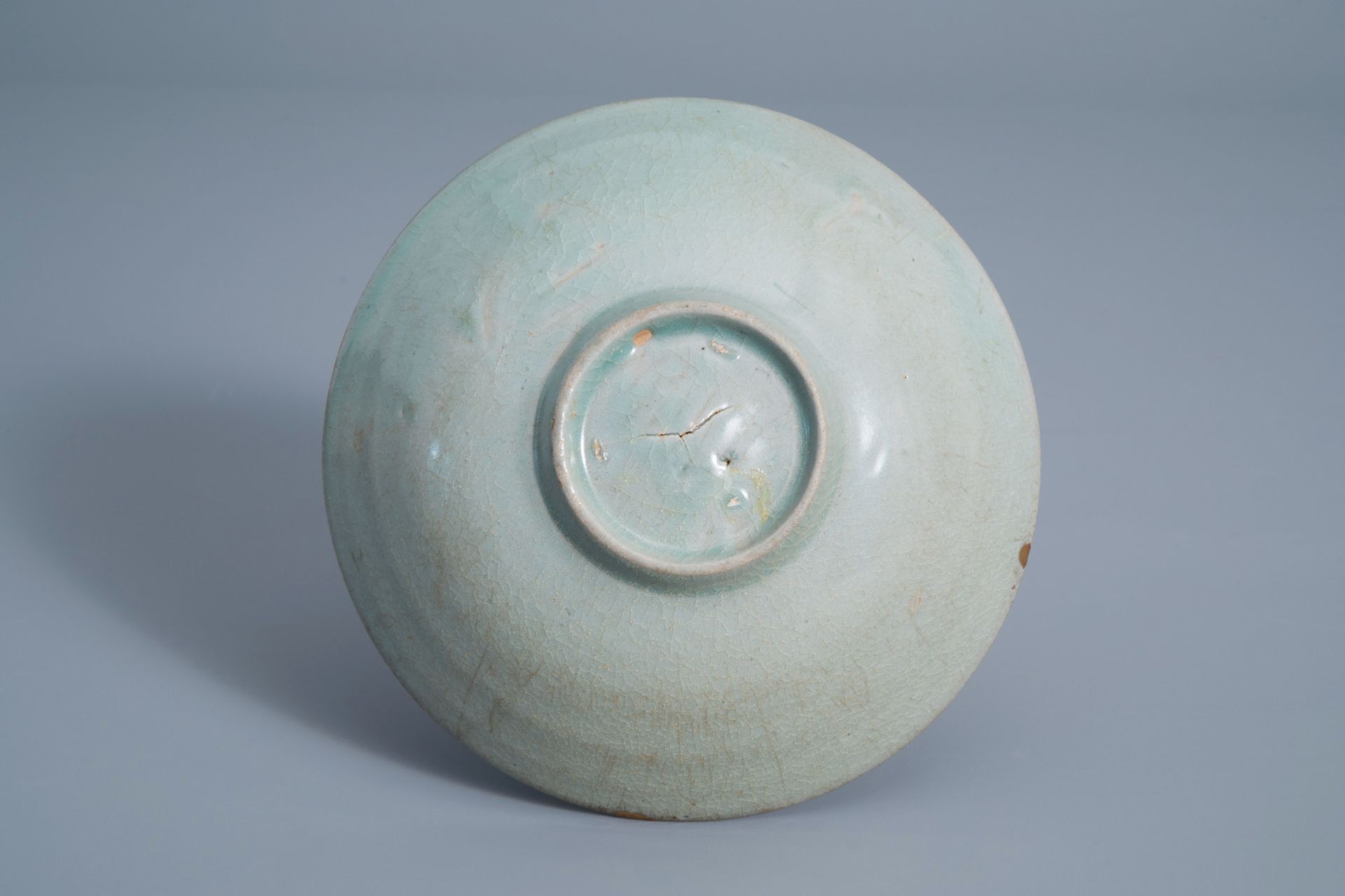 A Korean celadon bowl with incised design, probably Goryeo/Joseon, 14th/15th C. - Bild 2 aus 7