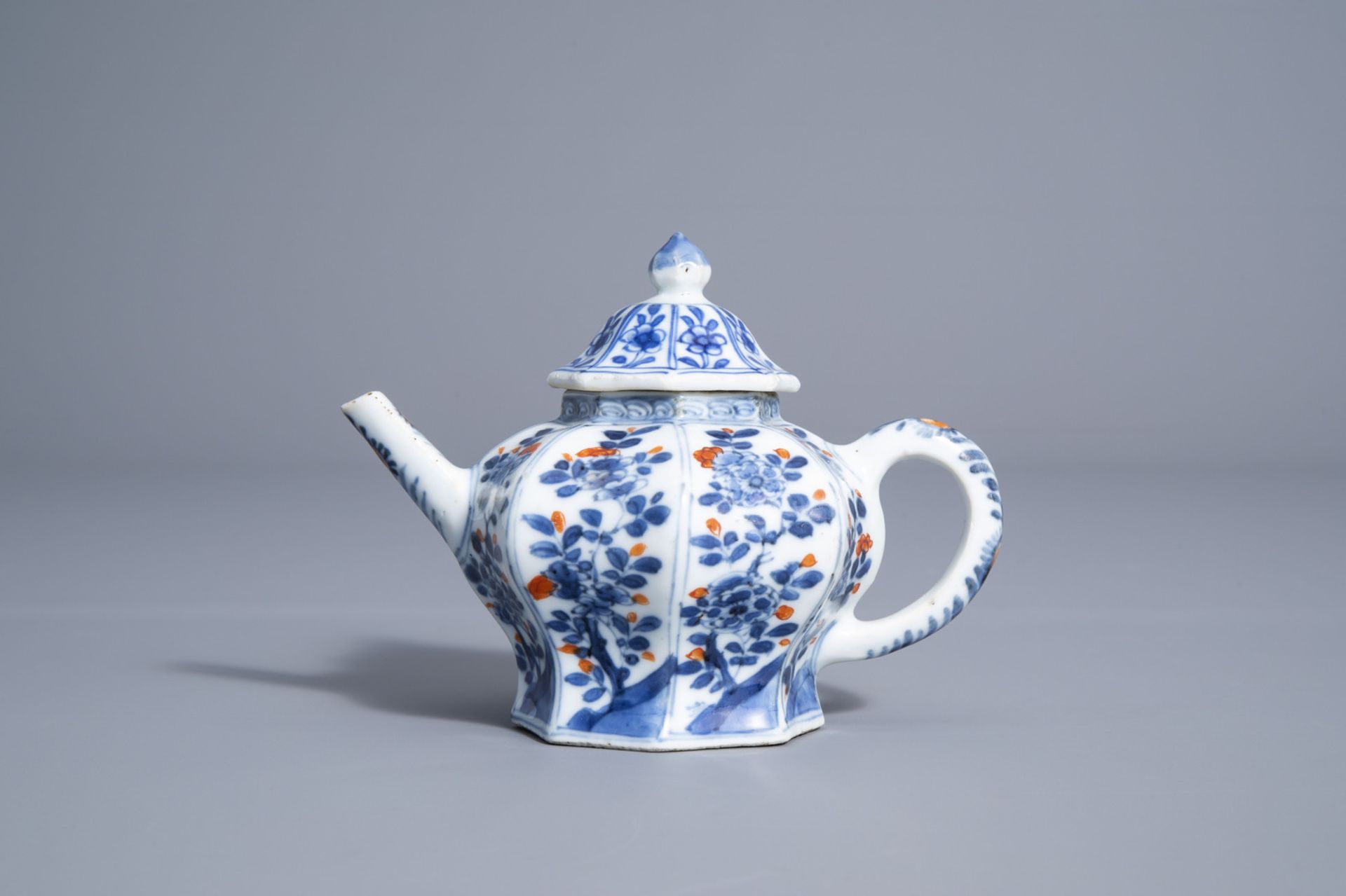 A Chinese Imari style teapot and cover and a blue and white bowl and saucer, Kangxi - Bild 12 aus 15