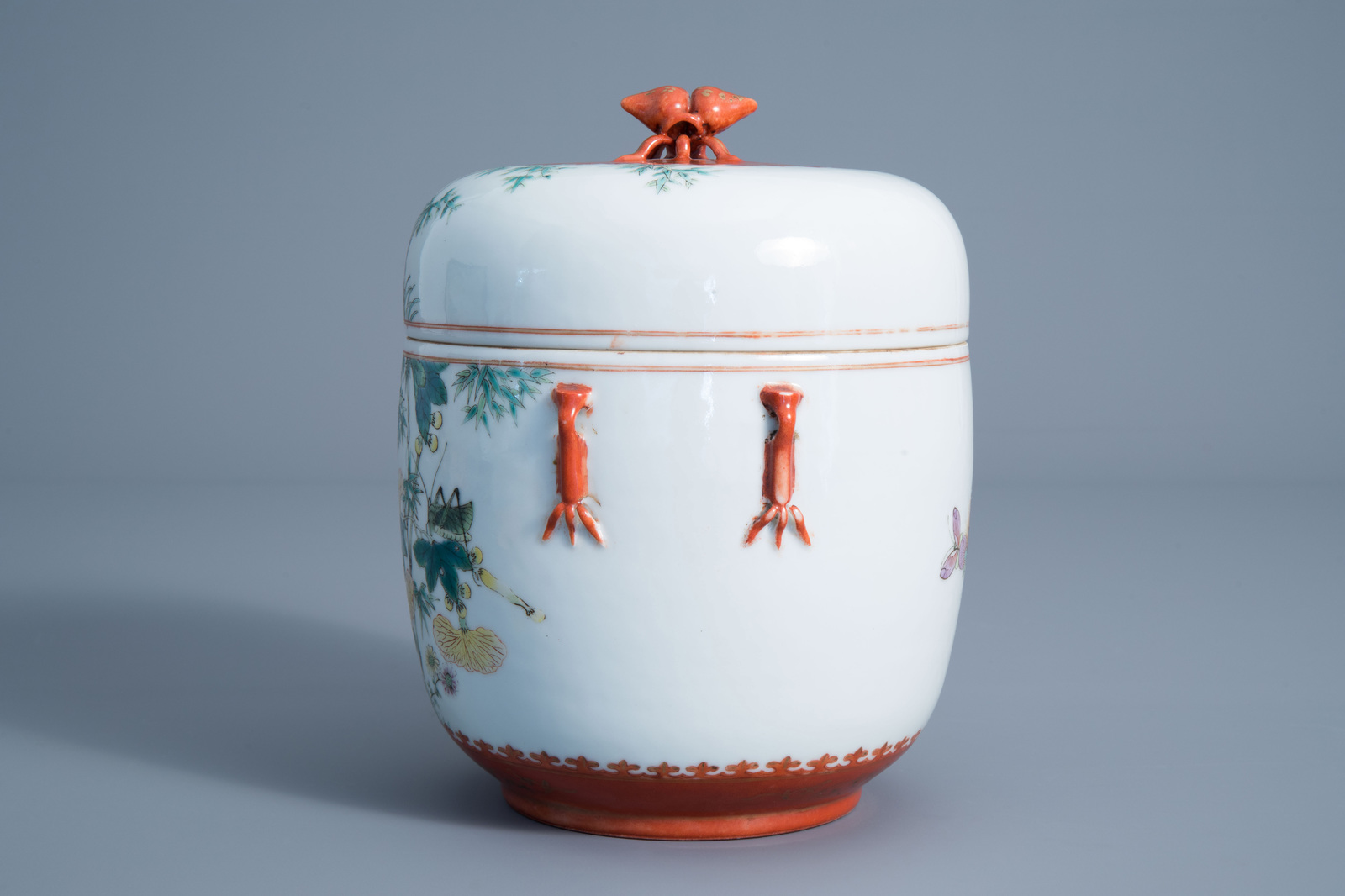 A Chinese jar and cover with floral design, Qianlong mark, 19th/20th C. - Image 5 of 7