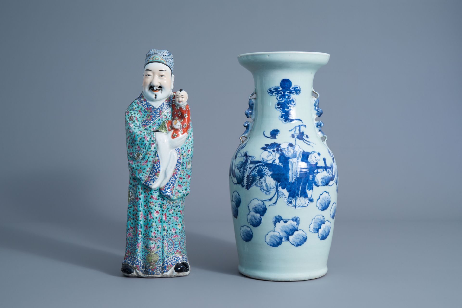 A Chinese famille rose 'Star God' figure and a blue and white celadon vase, 19th C. - Bild 2 aus 7