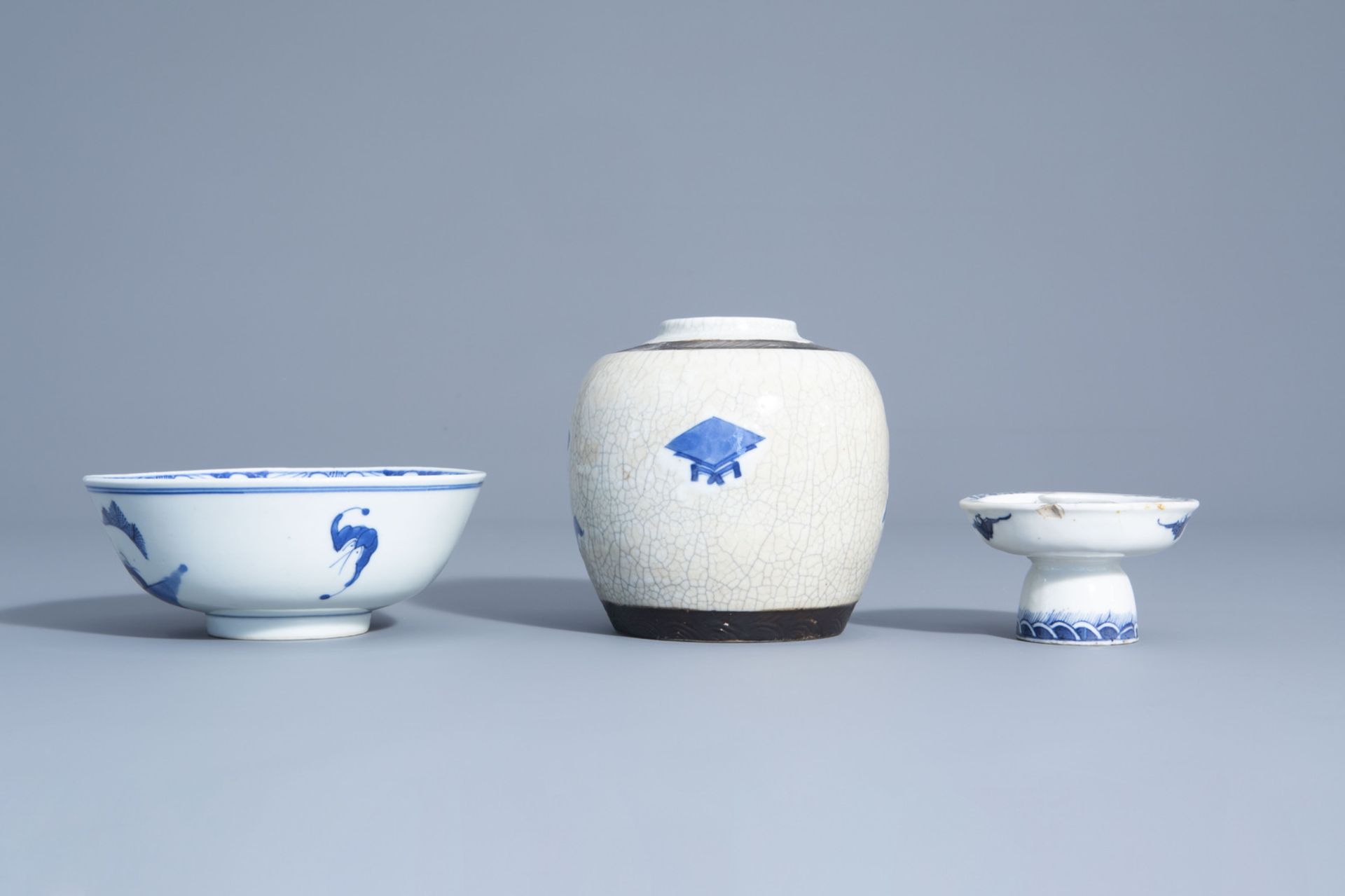 A varied collection of Chinese blue and white porcelain, 19th C. - Bild 6 aus 11