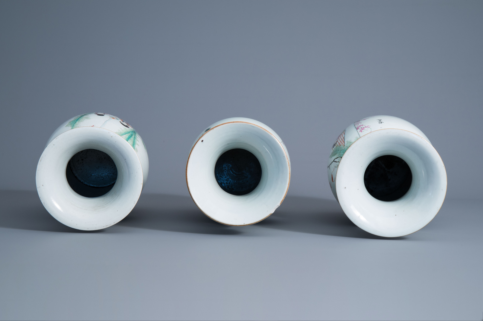 Three Chinese famille rose vases with figures in a garden, 19th/20th C. - Image 5 of 6