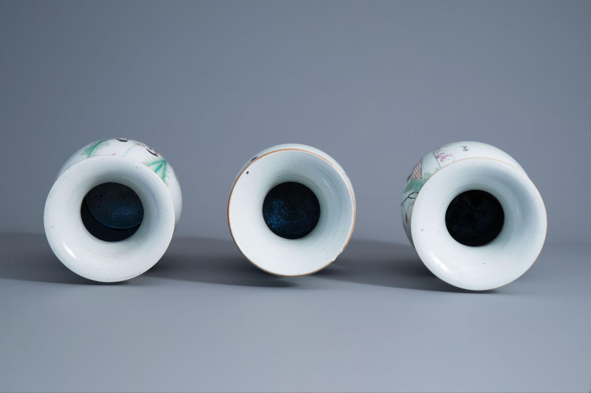 Three Chinese famille rose vases with figures in a garden, 19th/20th C. - Image 5 of 6