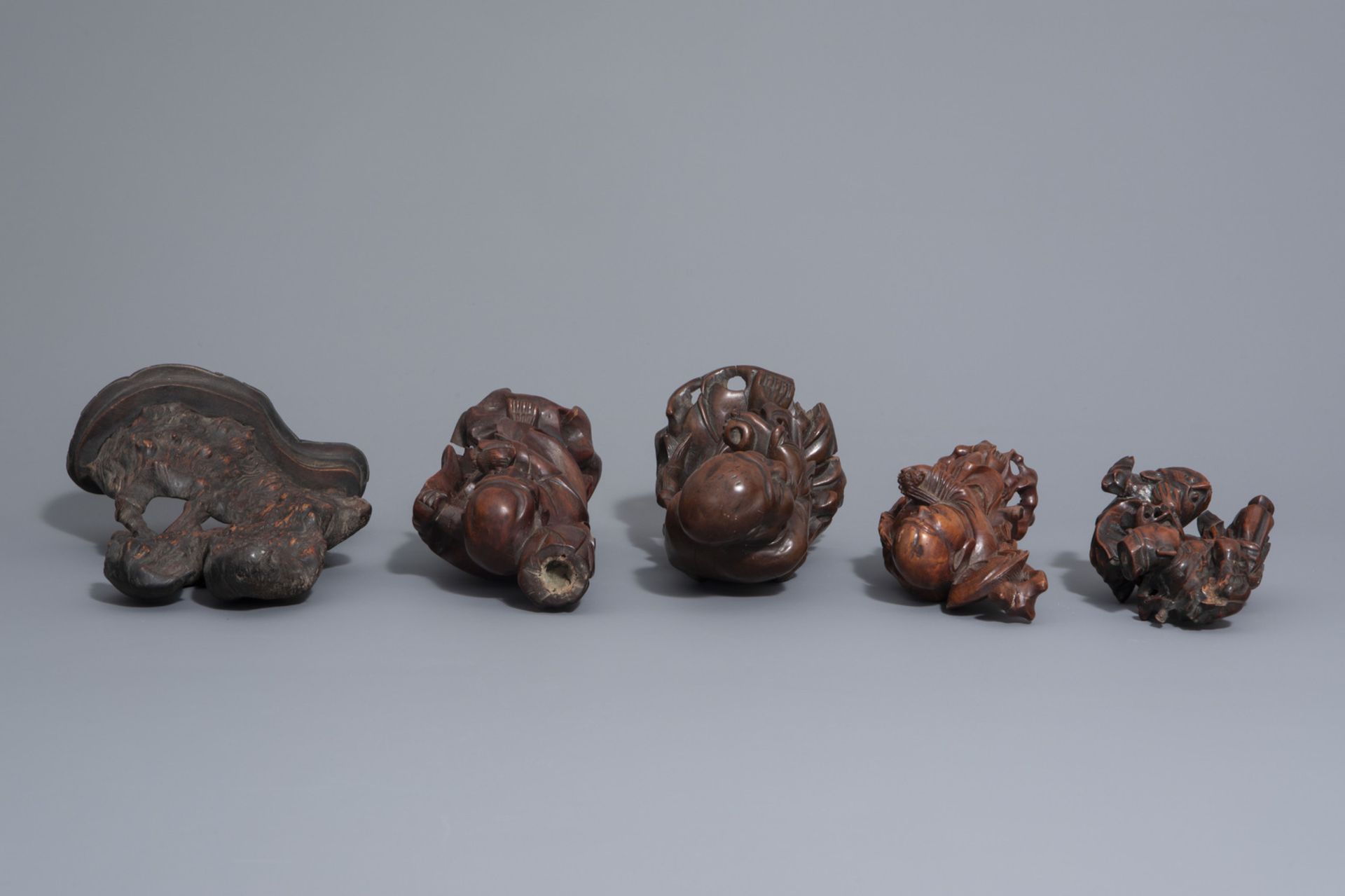 A collection of nine Chinese wooden figures, 19th/20th C. - Bild 12 aus 15